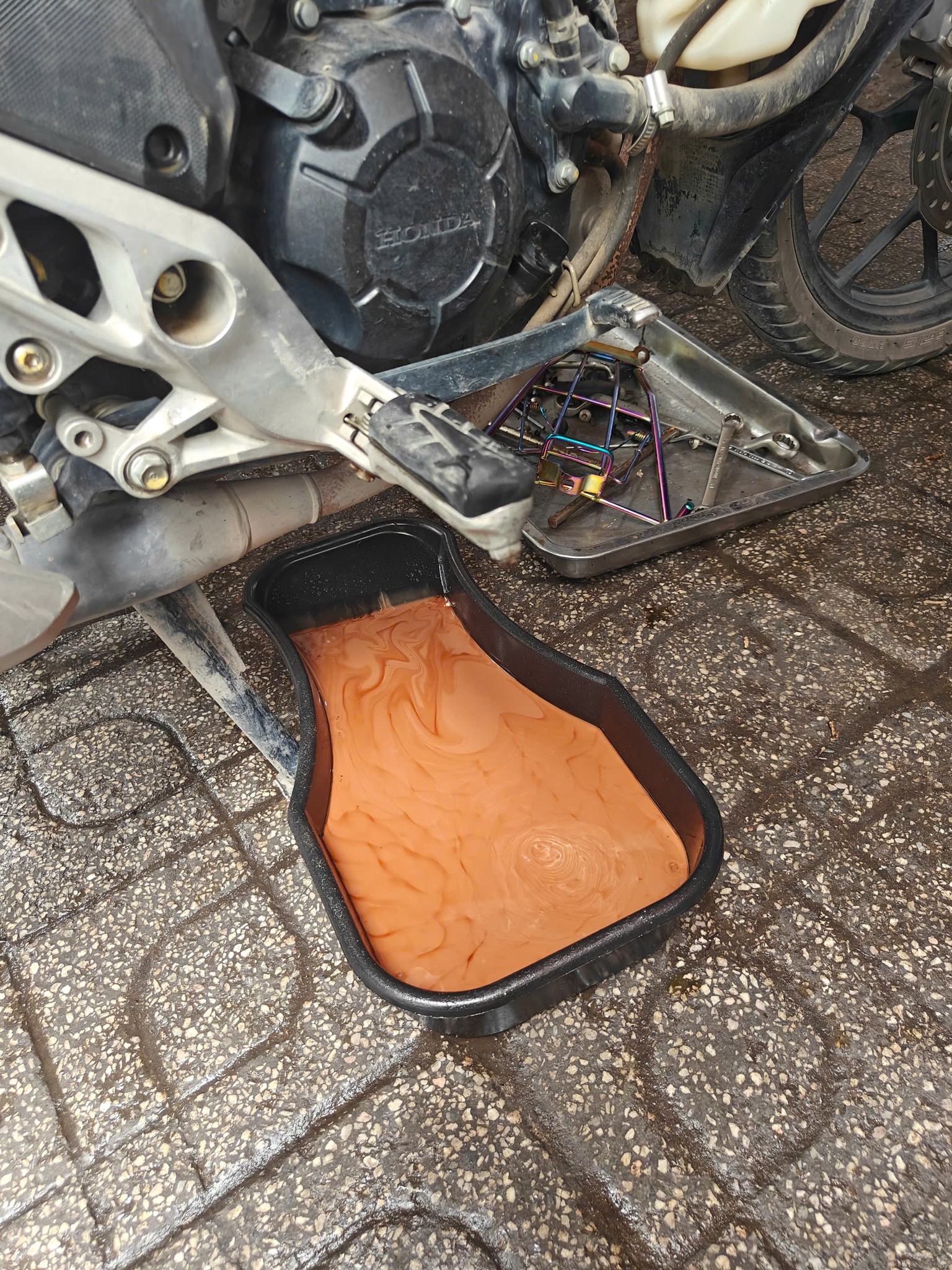 Mưa ngập, xe máy lội nước chảy ra thứ dung dịch trông như cà phê sữa: Không sửa ngay dễ phải mua xe mới!- Ảnh 1.