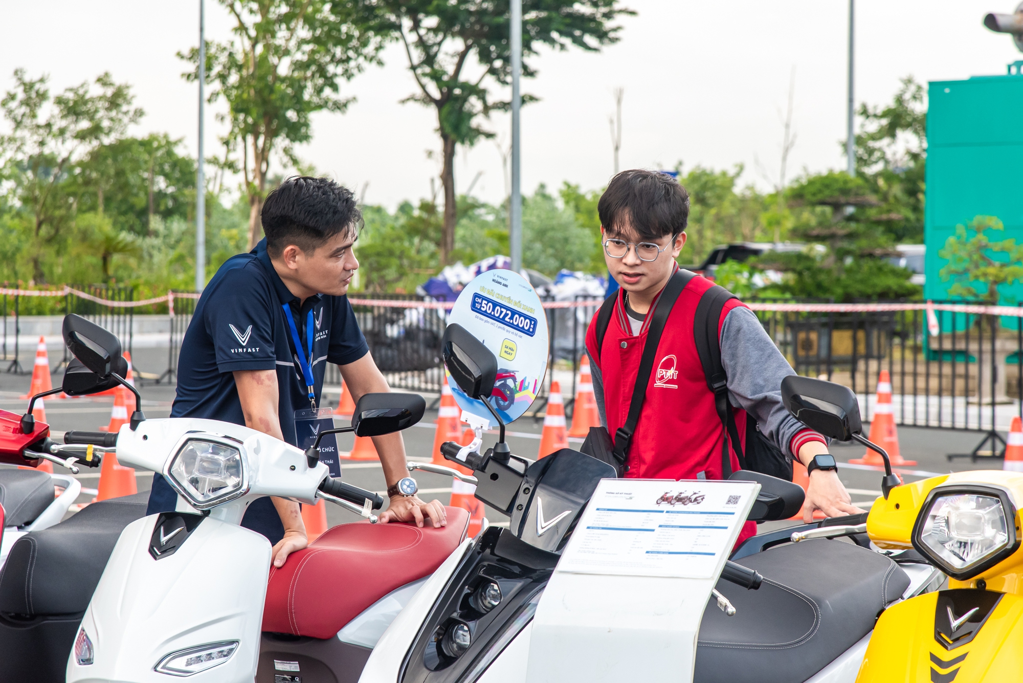 Hàng trăm khách Việt nô nức ‘test’ xe máy điện, ô tô điện VinFast ngày đầu VMF 2025: Lái thử, trúng thật mang xe về nhà- Ảnh 6. Hàng trăm khách Việt nô nức ‘test’ xe máy điện, ô tô điện VinFast ngày đầu VMF 2025: Lái thử, trúng thật mang xe về nhà- Ảnh 6.