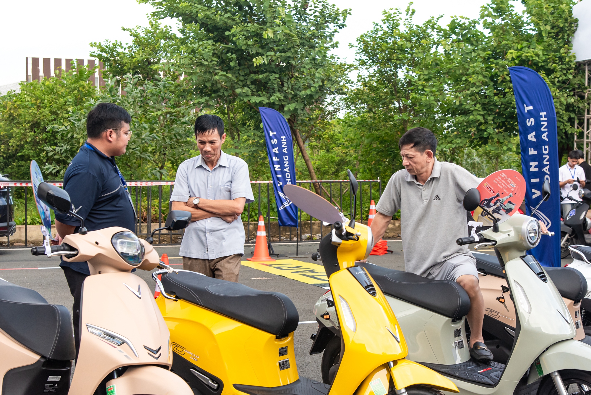 Hàng trăm khách Việt nô nức ‘test’ xe máy điện, ô tô điện VinFast ngày đầu VMF 2025: Lái thử, trúng thật mang xe về nhà- Ảnh 7. Hàng trăm khách Việt nô nức ‘test’ xe máy điện, ô tô điện VinFast ngày đầu VMF 2025: Lái thử, trúng thật mang xe về nhà- Ảnh 7.