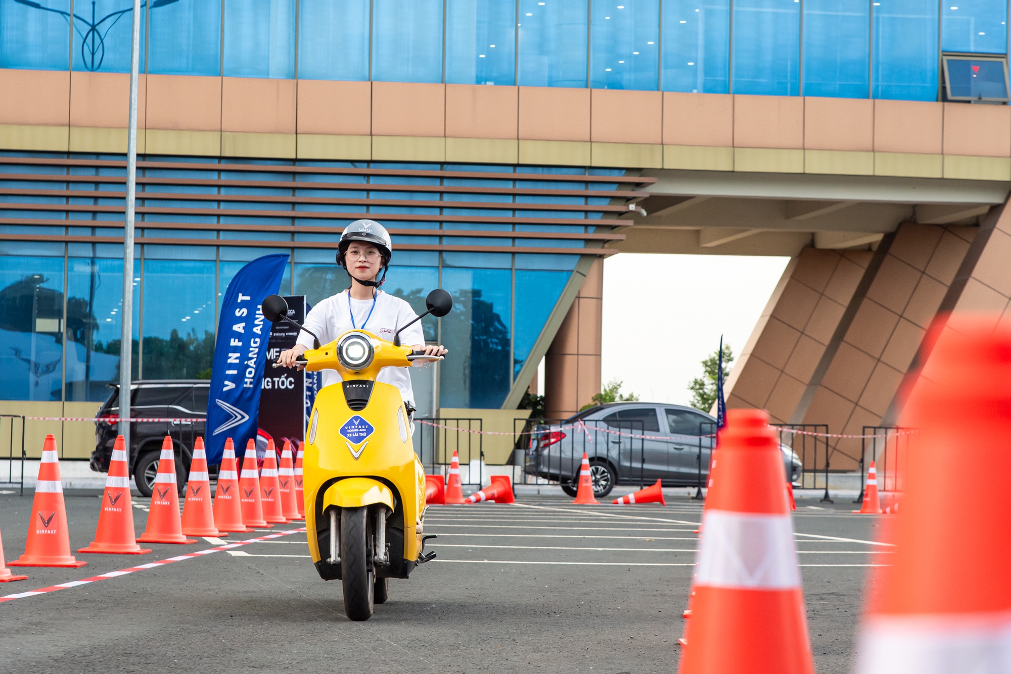 Hàng trăm khách Việt nô nức ‘test’ xe máy điện, ô tô điện VinFast ngày đầu VMF 2025: Lái thử, trúng thật mang xe về nhà- Ảnh 3. Hàng trăm khách Việt nô nức ‘test’ xe máy điện, ô tô điện VinFast ngày đầu VMF 2025: Lái thử, trúng thật mang xe về nhà- Ảnh 3.