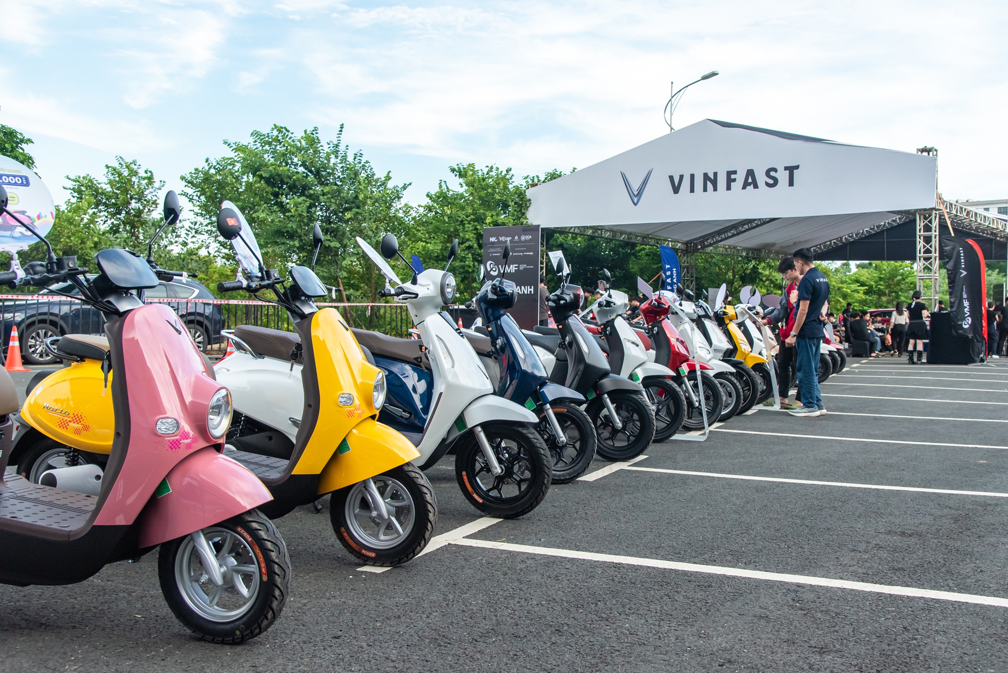 Hàng trăm khách Việt nô nức ‘test’ xe máy điện, ô tô điện VinFast ngày đầu VMF 2025: Lái thử, trúng thật mang xe về nhà- Ảnh 2. Hàng trăm khách Việt nô nức ‘test’ xe máy điện, ô tô điện VinFast ngày đầu VMF 2025: Lái thử, trúng thật mang xe về nhà- Ảnh 2.