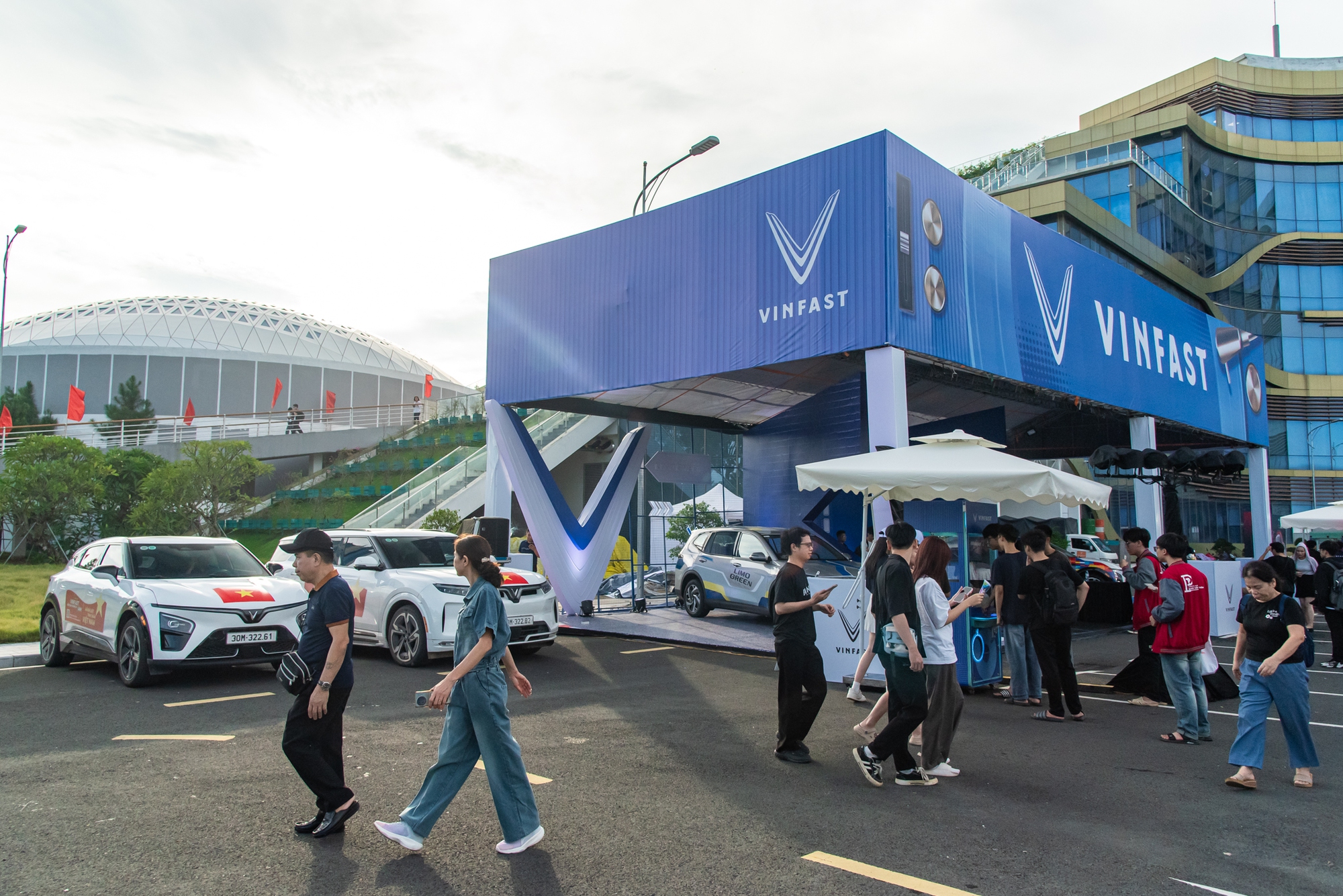 Hàng trăm khách Việt nô nức ‘test’ xe máy điện, ô tô điện VinFast ngày đầu VMF 2025: Lái thử, trúng thật mang xe về nhà- Ảnh 4. Hàng trăm khách Việt nô nức ‘test’ xe máy điện, ô tô điện VinFast ngày đầu VMF 2025: Lái thử, trúng thật mang xe về nhà- Ảnh 4.