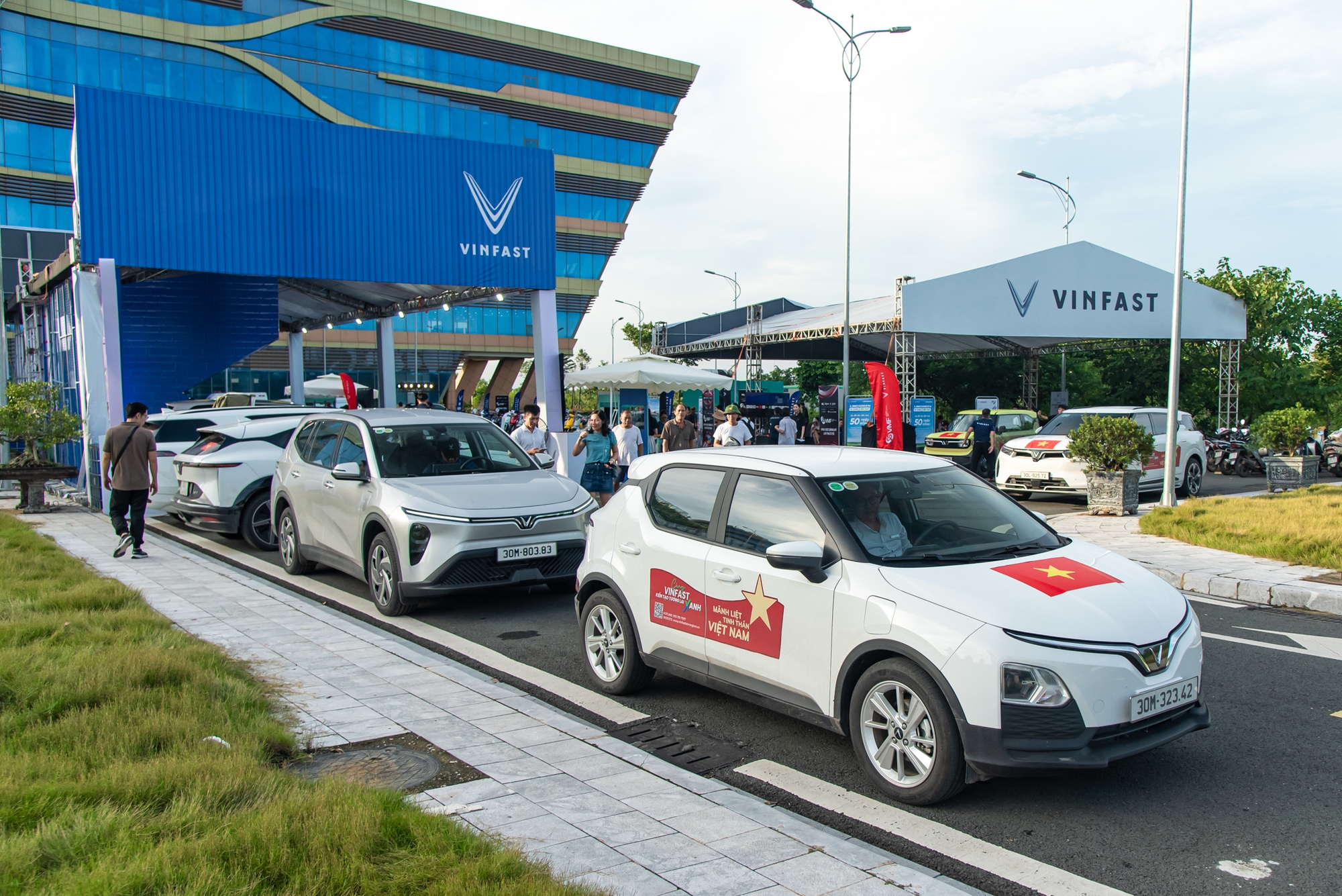 Hàng trăm khách Việt nô nức ‘test’ xe máy điện, ô tô điện VinFast ngày đầu VMF 2025: Lái thử, trúng thật mang xe về nhà- Ảnh 1. Hàng trăm khách Việt nô nức ‘test’ xe máy điện, ô tô điện VinFast ngày đầu VMF 2025: Lái thử, trúng thật mang xe về nhà- Ảnh 1.