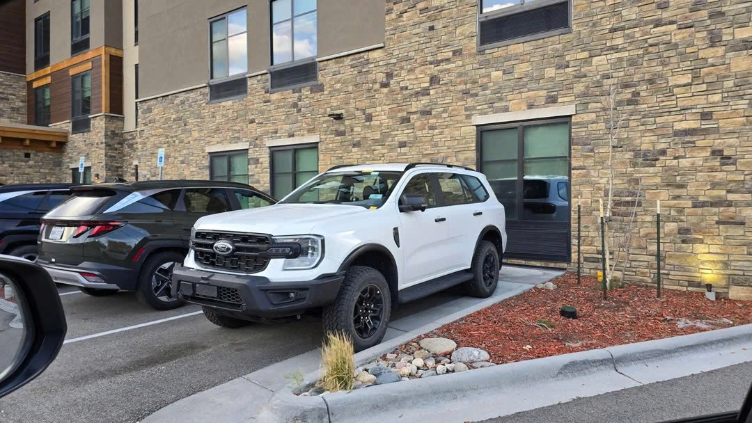 Chuyện 'ngược đời': Người Mỹ đến bây giờ mới thấy Ford Everest tại đây- Ảnh 2. Chuyện 'ngược đời': Người Mỹ đến bây giờ mới thấy Ford Everest tại đây- Ảnh 2.