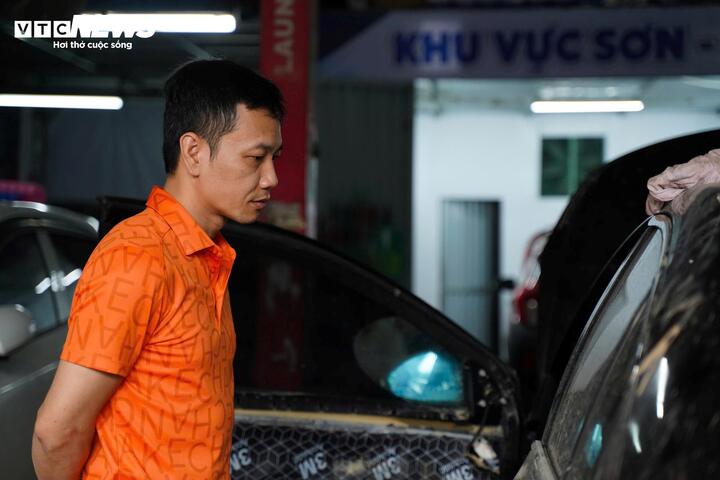 Ô tô thành cục sắt sau ngập lũ, chủ xe khốn đốn với chi phí sửa tốn trăm triệu- Ảnh 2.