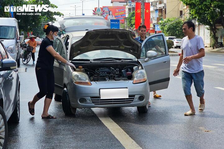 Ô tô thành cục sắt sau ngập lũ, chủ xe khốn đốn với chi phí sửa tốn trăm triệu- Ảnh 3.