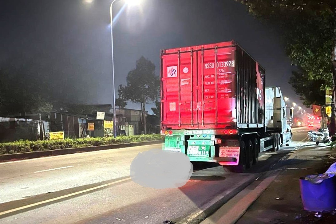 Vừa dừng lề đường mua cà phê, tài xế tá hỏa phát hiện người chết sau đuôi xe- Ảnh 1.