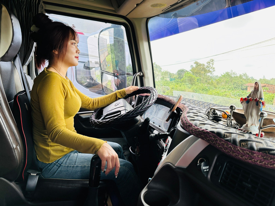 Những bóng hồng sau vô lăng: Không chỉ là công việc, mà còn để học cách kiên nhẫn, bình tĩnh và mạnh mẽ hơn!- Ảnh 6. Những bóng hồng sau vô lăng: Không chỉ là công việc, mà còn để học cách kiên nhẫn, bình tĩnh và mạnh mẽ hơn!- Ảnh 6.