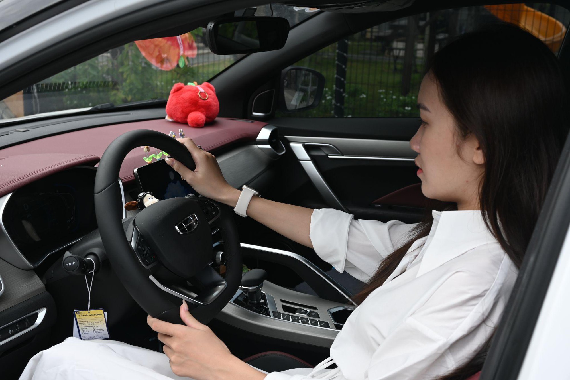 23 tuổi tự “tậu” xe: Cô giáo gen Z chia sẻ vì sao Coolray hoàn toàn hợp với phụ nữ lái lần đầu- Ảnh 4. 23 tuổi tự “tậu” xe: Cô giáo gen Z chia sẻ vì sao Coolray hoàn toàn hợp với phụ nữ lái lần đầu- Ảnh 4.
