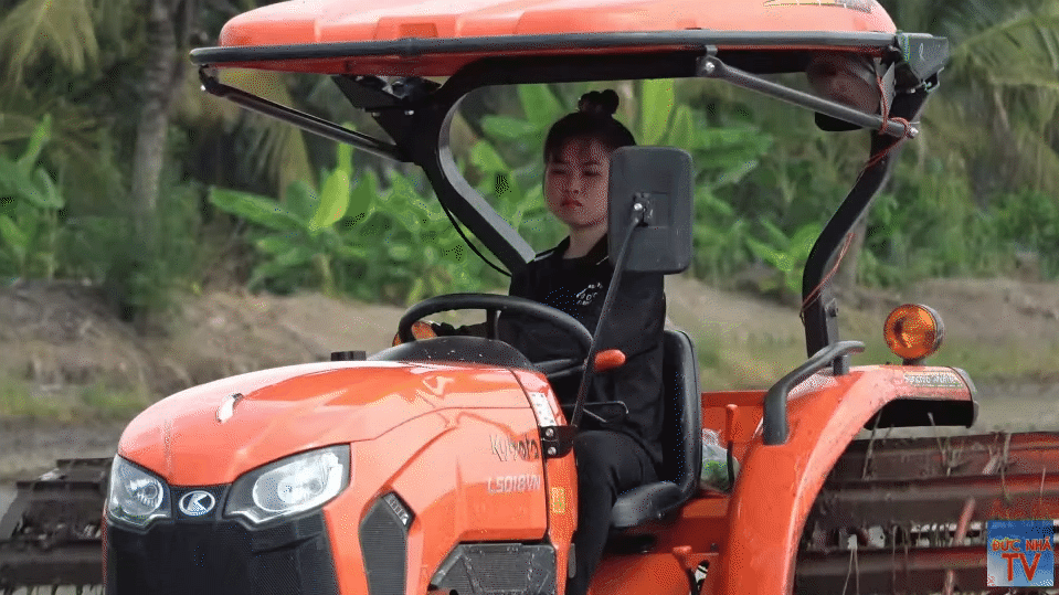 Những bóng hồng sau vô lăng: Không chỉ là công việc, mà còn để học cách kiên nhẫn, bình tĩnh và mạnh mẽ hơn!- Ảnh 11. Những bóng hồng sau vô lăng: Không chỉ là công việc, mà còn để học cách kiên nhẫn, bình tĩnh và mạnh mẽ hơn!- Ảnh 11.