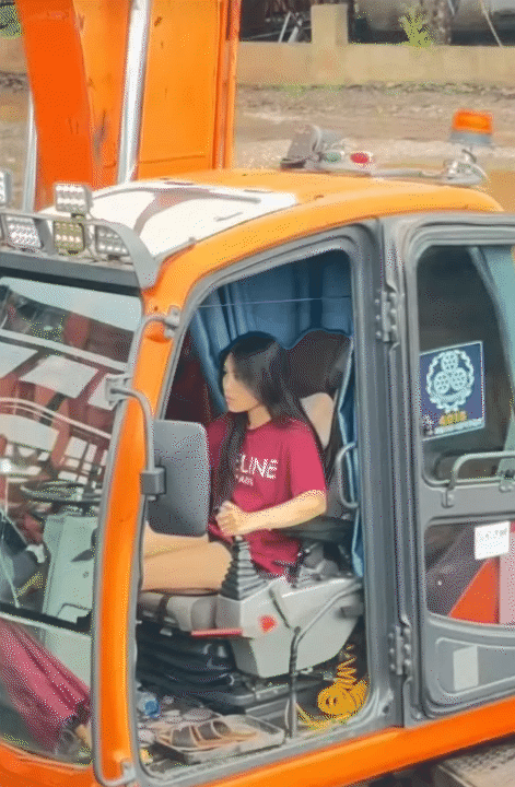 Những bóng hồng sau vô lăng: Không chỉ là công việc, mà còn để học cách kiên nhẫn, bình tĩnh và mạnh mẽ hơn!- Ảnh 1. Những bóng hồng sau vô lăng: Không chỉ là công việc, mà còn để học cách kiên nhẫn, bình tĩnh và mạnh mẽ hơn!- Ảnh 1.