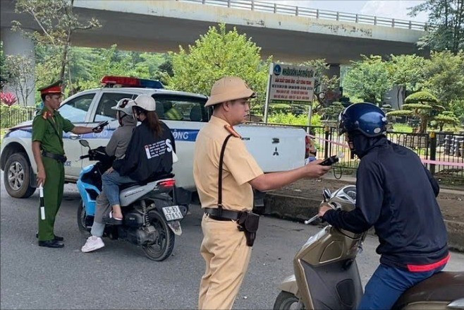 CSGT Hà Nội đồng loạt ra quân kiểm tra nồng độ cồn- Ảnh 1.