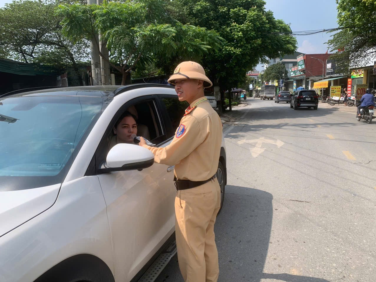 CSGT Hà Nội đồng loạt ra quân kiểm tra nồng độ cồn- Ảnh 2.