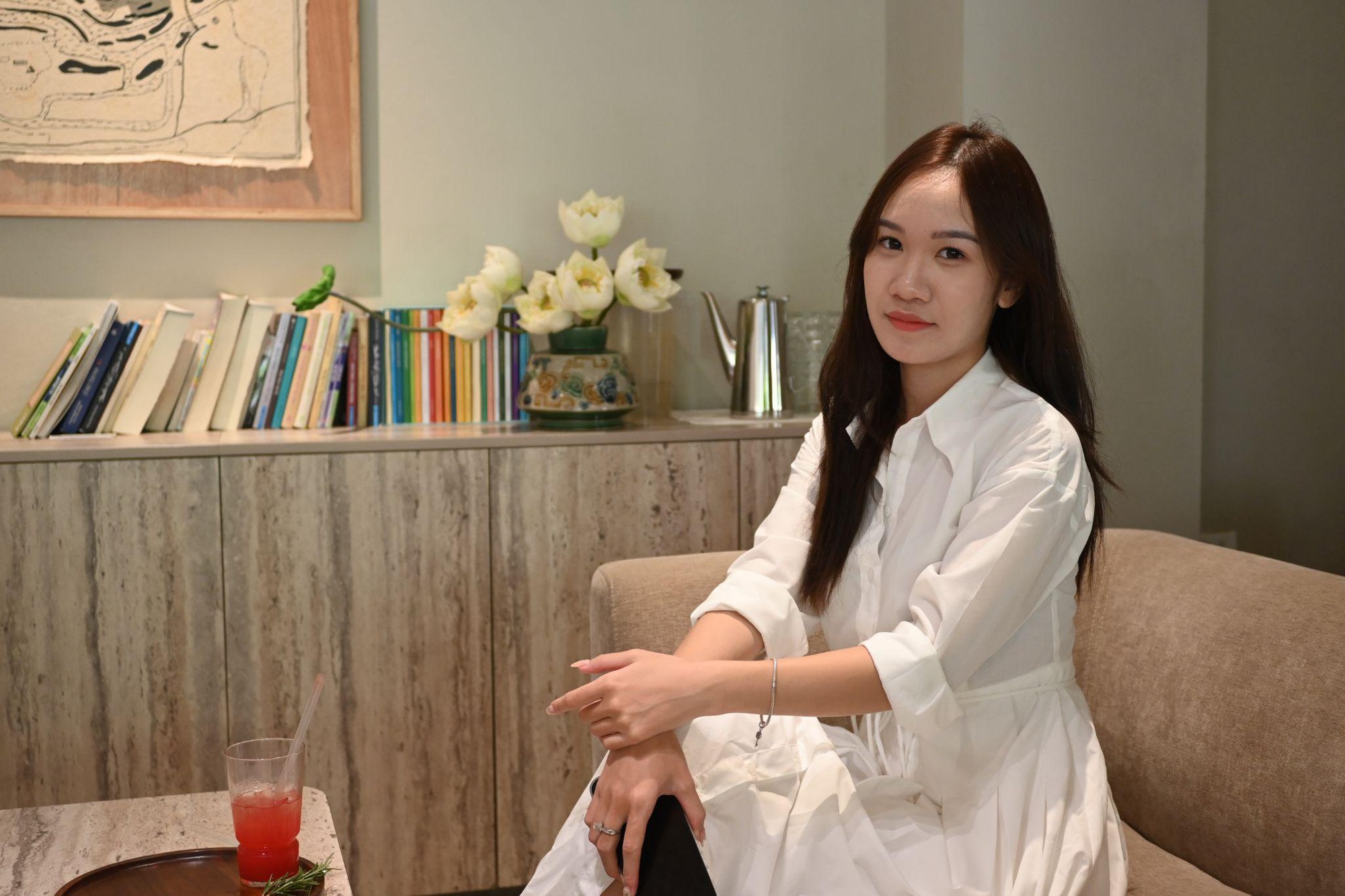 23 tuổi tự “tậu” xe: Cô giáo gen Z chia sẻ vì sao Coolray hoàn toàn hợp với phụ nữ lái lần đầu- Ảnh 1. 23 tuổi tự “tậu” xe: Cô giáo gen Z chia sẻ vì sao Coolray hoàn toàn hợp với phụ nữ lái lần đầu- Ảnh 1.