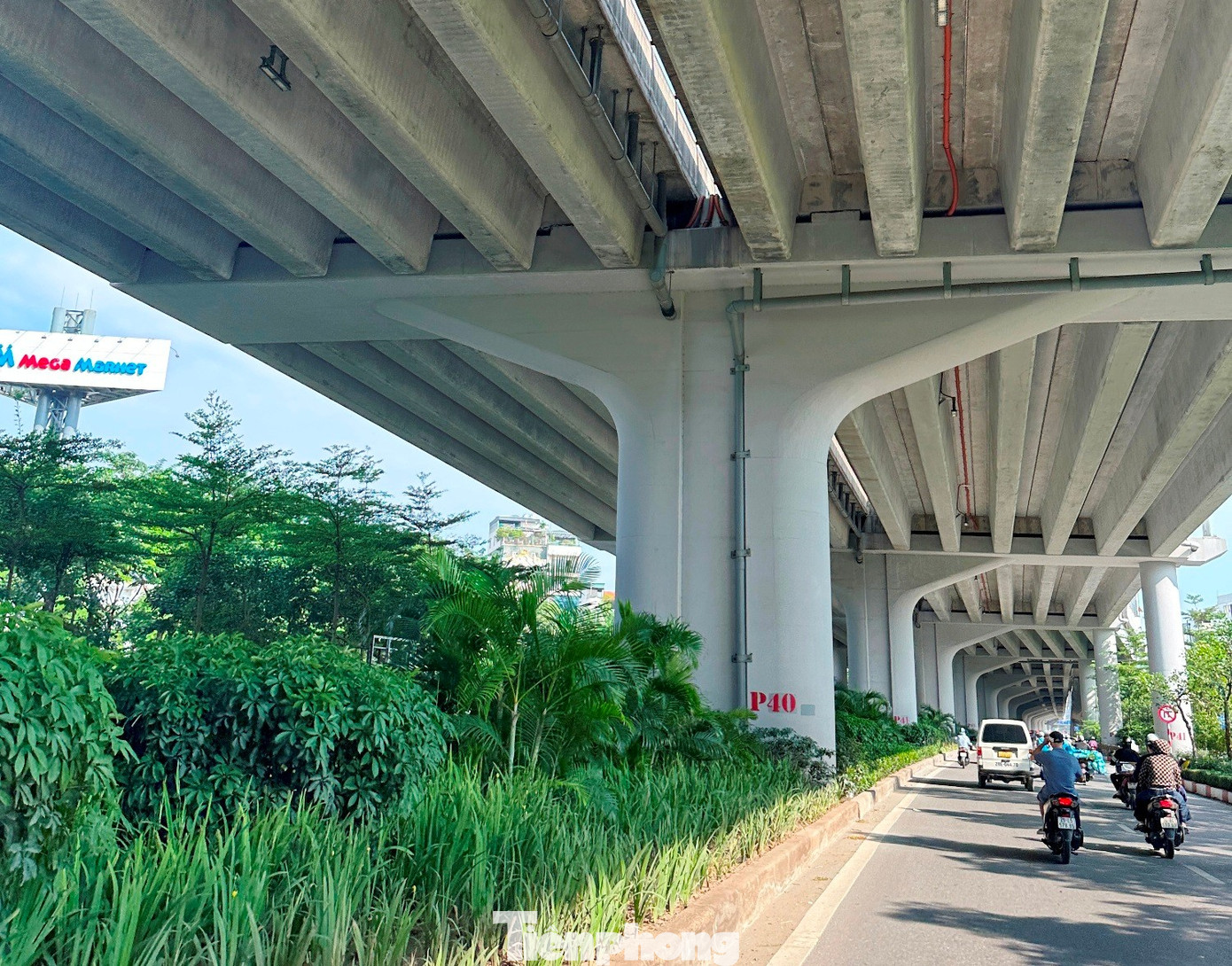 Rác bịt kín miệng hố ga khiến đường trên cao Vành đai 3 cứ mưa lớn là 'biến thành sông'- Ảnh 1.