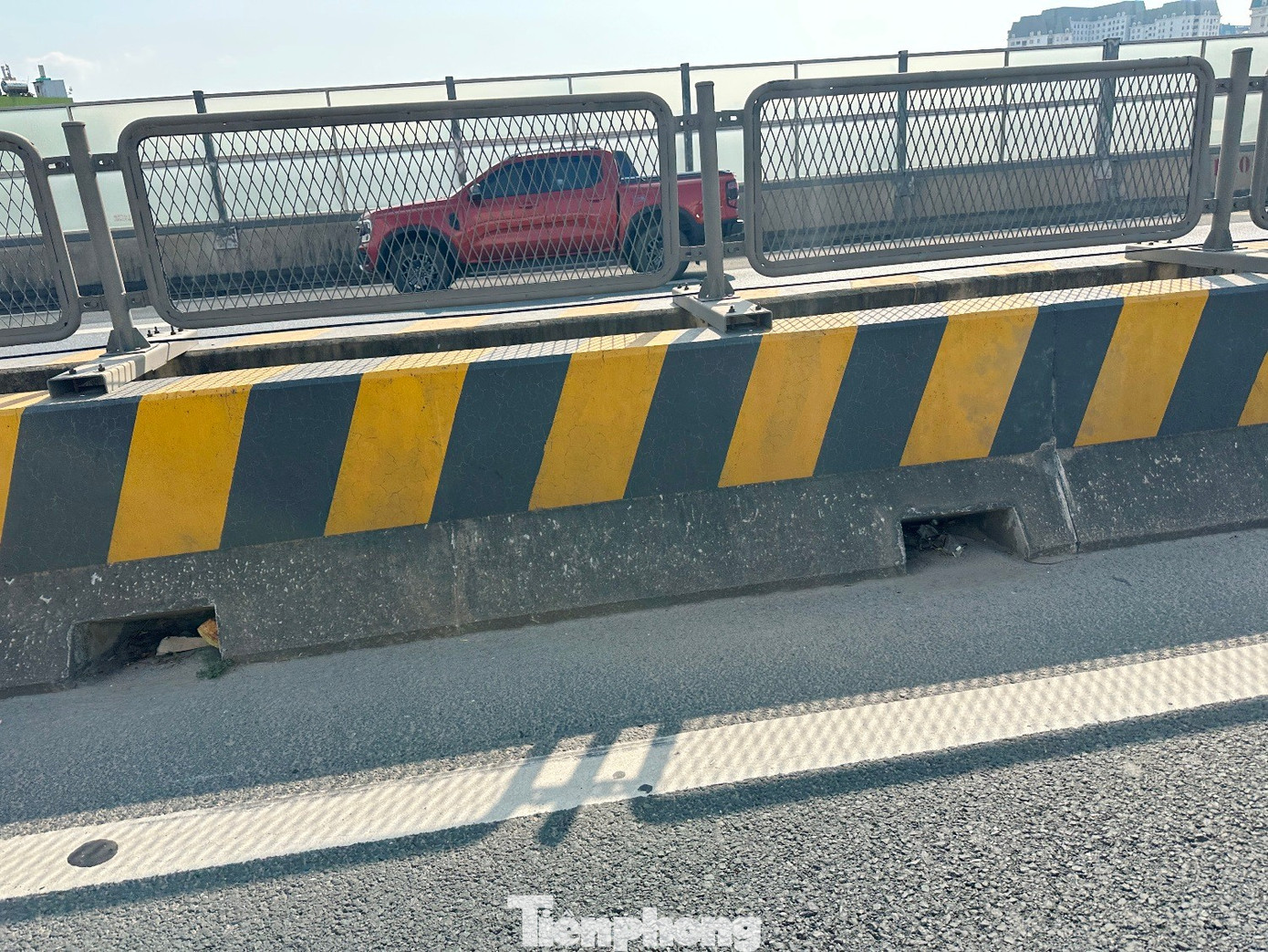 Rác bịt kín miệng hố ga khiến đường trên cao Vành đai 3 cứ mưa lớn là 'biến thành sông'- Ảnh 3.