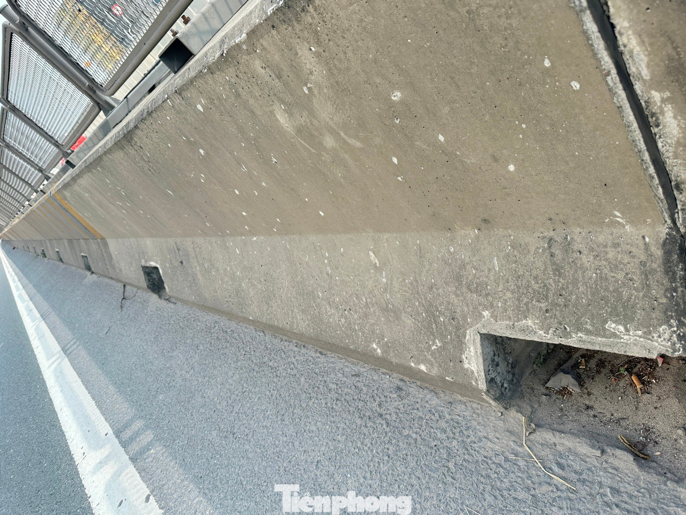 Rác bịt kín miệng hố ga khiến đường trên cao Vành đai 3 cứ mưa lớn là 'biến thành sông'- Ảnh 4.