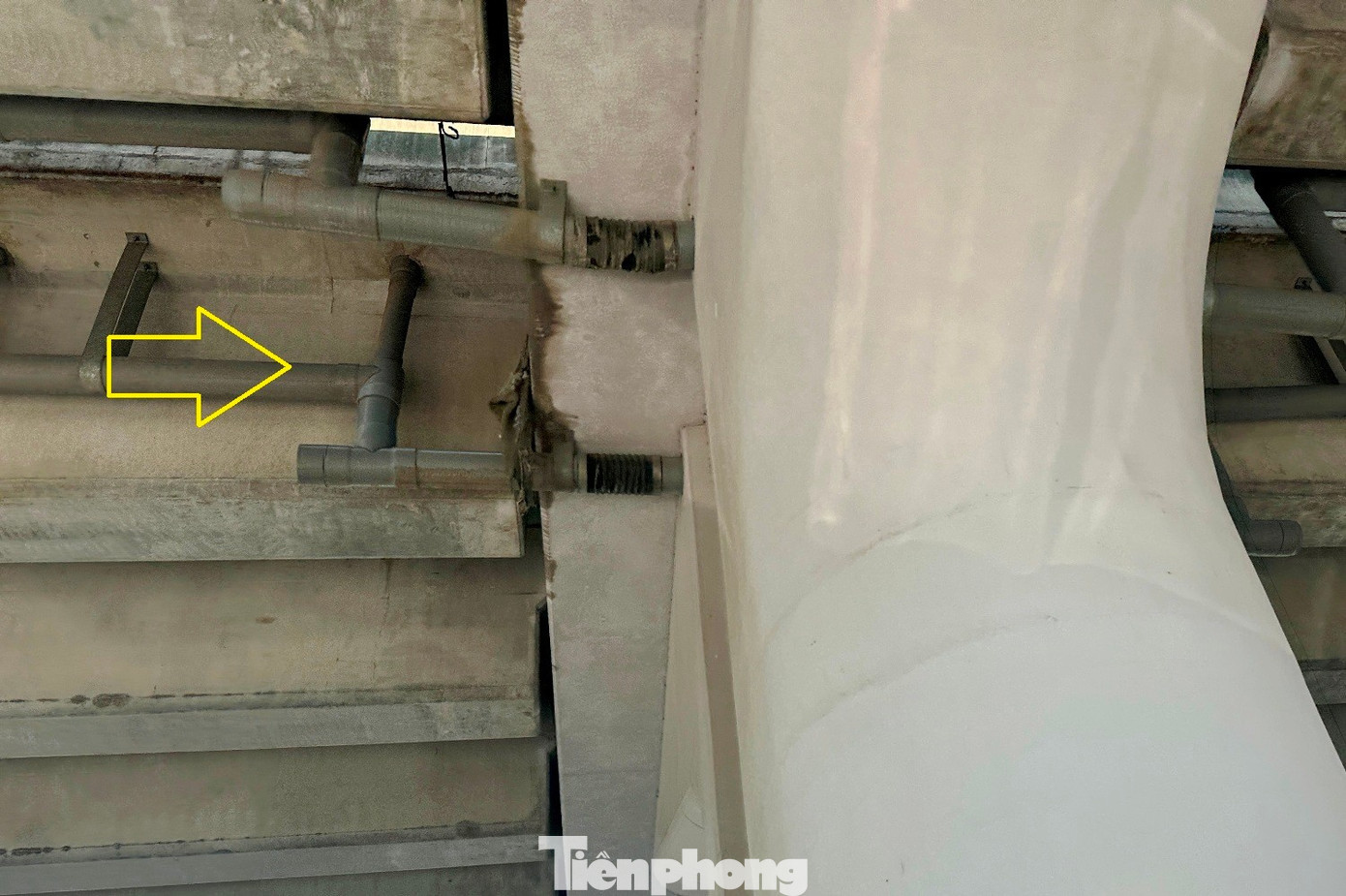 Rác bịt kín miệng hố ga khiến đường trên cao Vành đai 3 cứ mưa lớn là 'biến thành sông'- Ảnh 6.