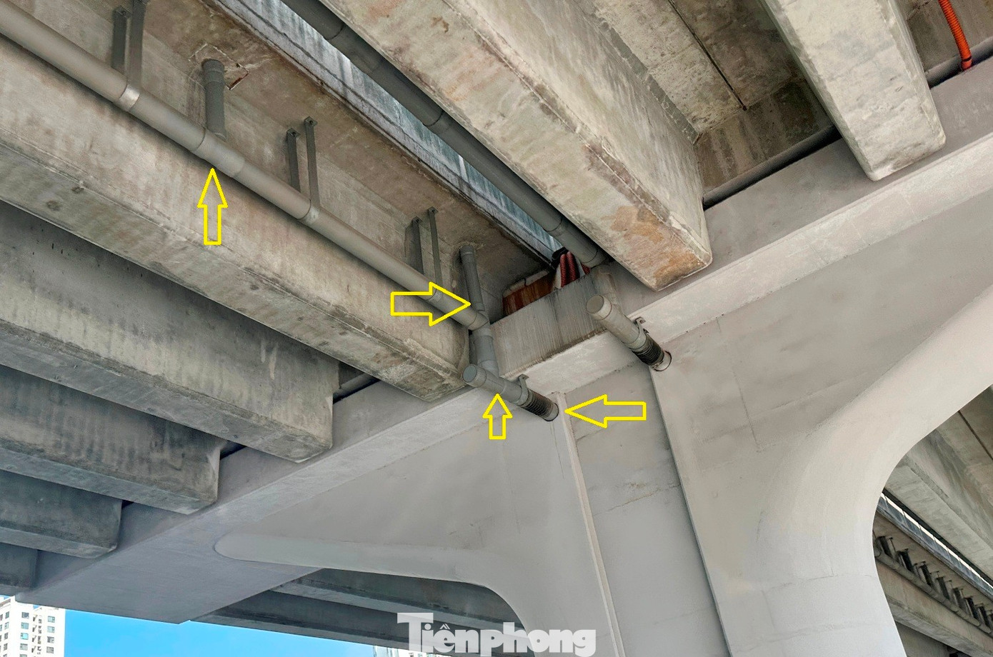 Rác bịt kín miệng hố ga khiến đường trên cao Vành đai 3 cứ mưa lớn là 'biến thành sông'- Ảnh 7.