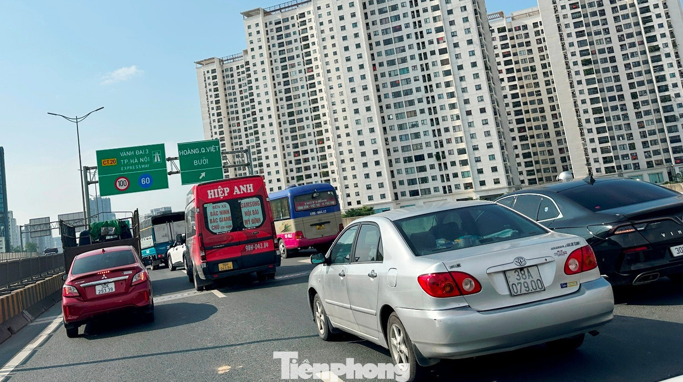 Rác bịt kín miệng hố ga khiến đường trên cao Vành đai 3 cứ mưa lớn là 'biến thành sông'- Ảnh 8.