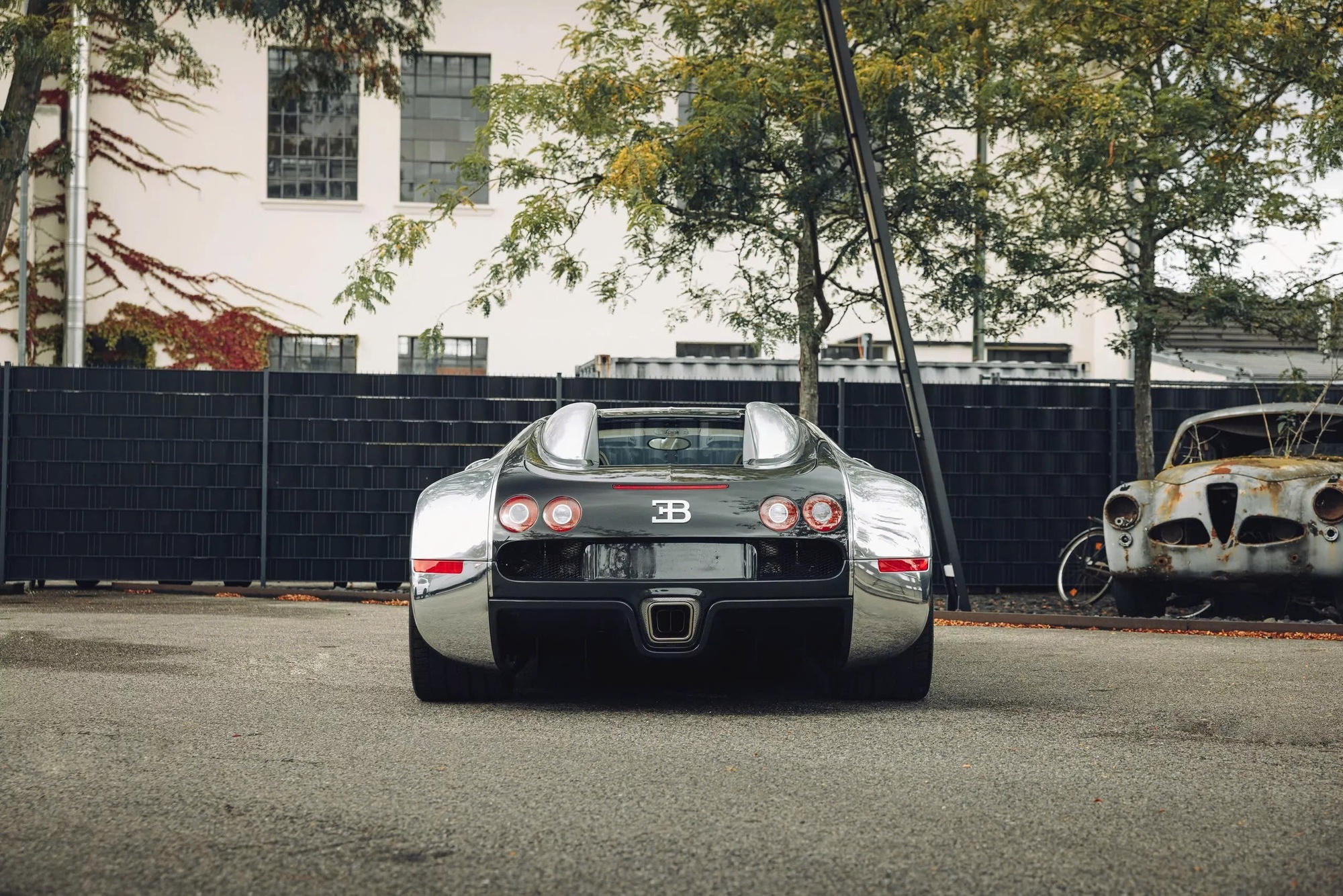 Đỉnh cao như Bugatti Veyron: Xe cũ không màu sơn, đã 18 năm tuổi vẫn có thể bán lại với giá quy đổi 60 tỷ đồng- Ảnh 7.