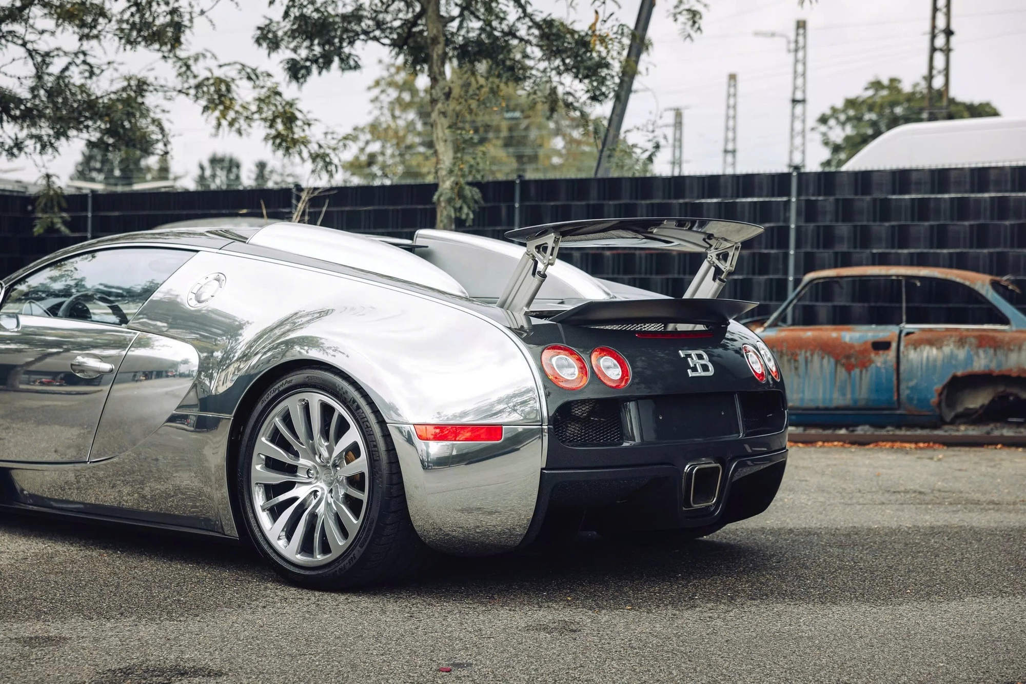 Đỉnh cao như Bugatti Veyron: Xe cũ không màu sơn, đã 18 năm tuổi vẫn có thể bán lại với giá quy đổi 60 tỷ đồng- Ảnh 10.