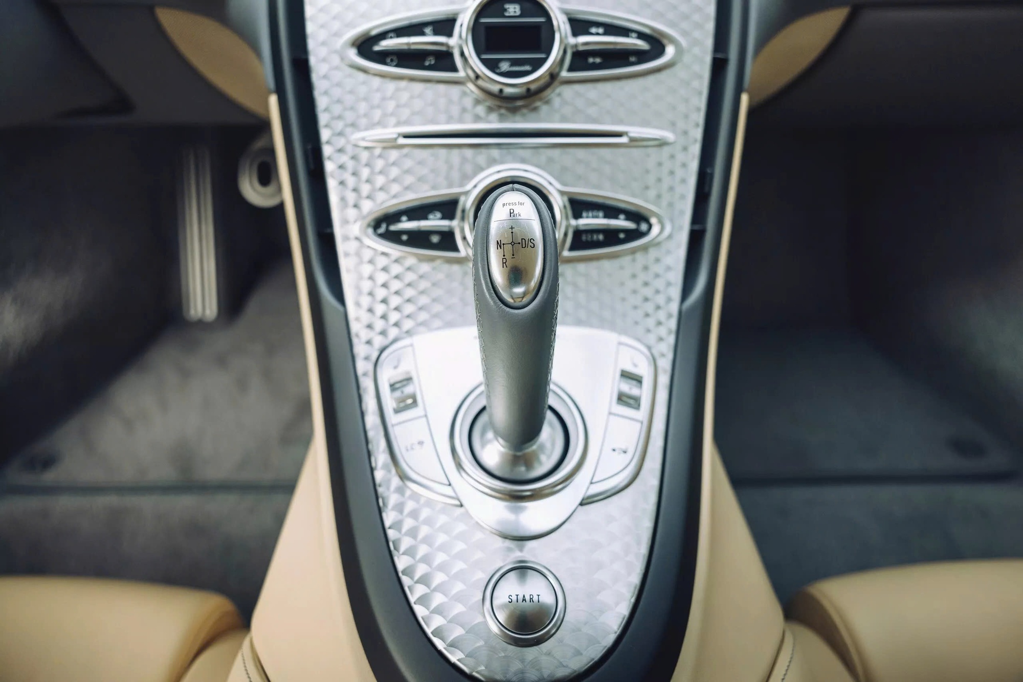 Đỉnh cao như Bugatti Veyron: Xe cũ không màu sơn, đã 18 năm tuổi vẫn có thể bán lại với giá quy đổi 60 tỷ đồng- Ảnh 15.