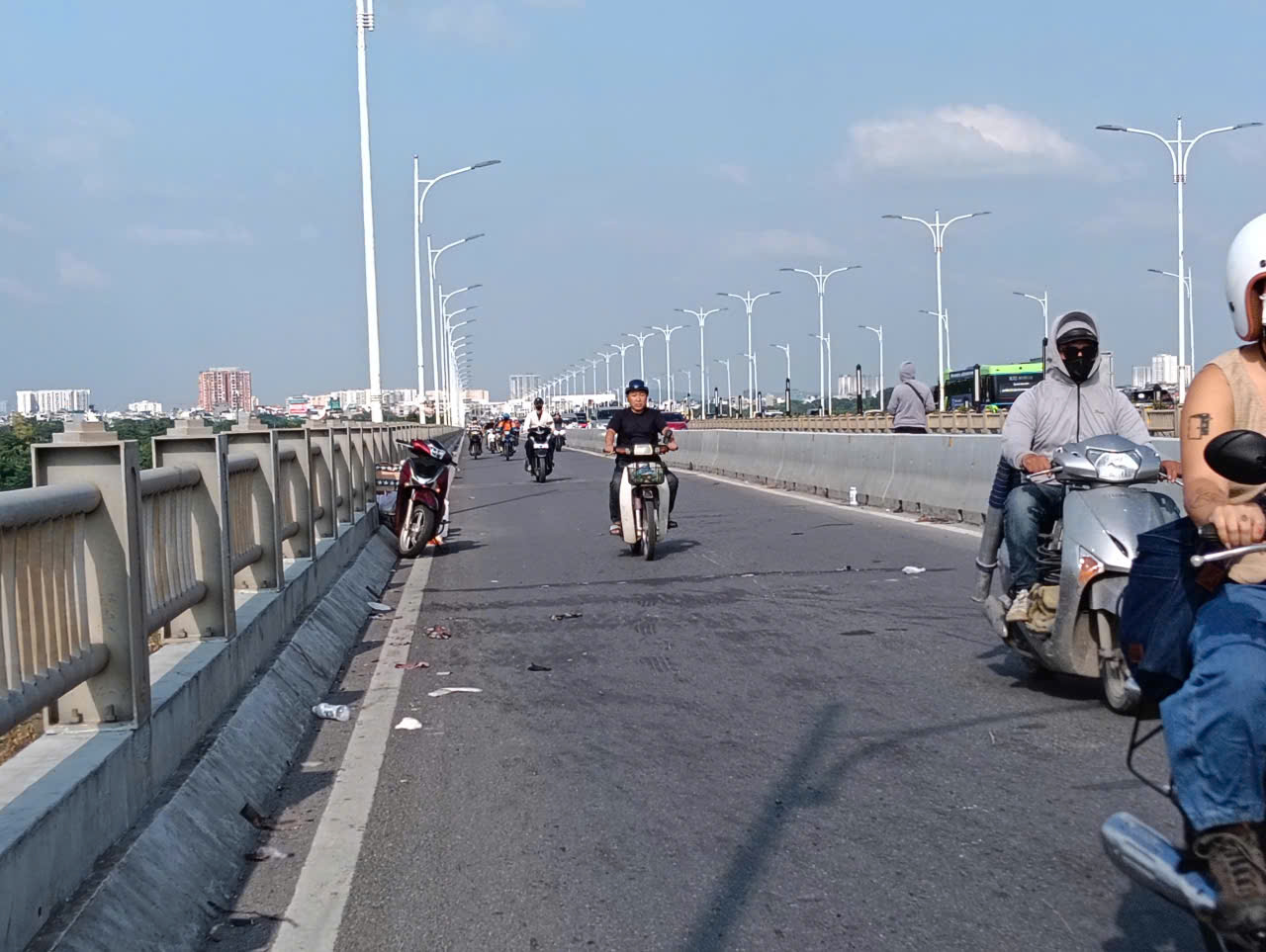 Thực hư thông tin tài xế nhảy cầu Vĩnh Tuy sau vụ va chạm giao thông khiến cô gái tử vong- Ảnh 2.