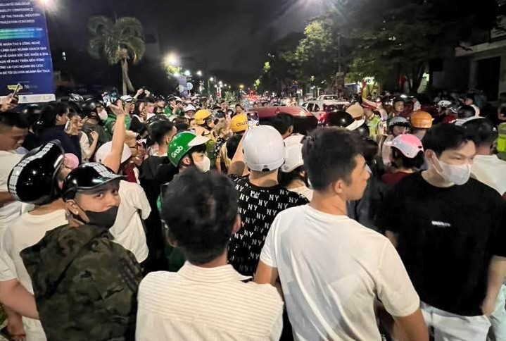 Một nữ ca sĩ vi phạm giao thông, chống đối không mở cửa xe và thản nhiên hít bóng cười- Ảnh 2. Một nữ ca sĩ vi phạm giao thông, chống đối không mở cửa xe và thản nhiên hít bóng cười- Ảnh 2.