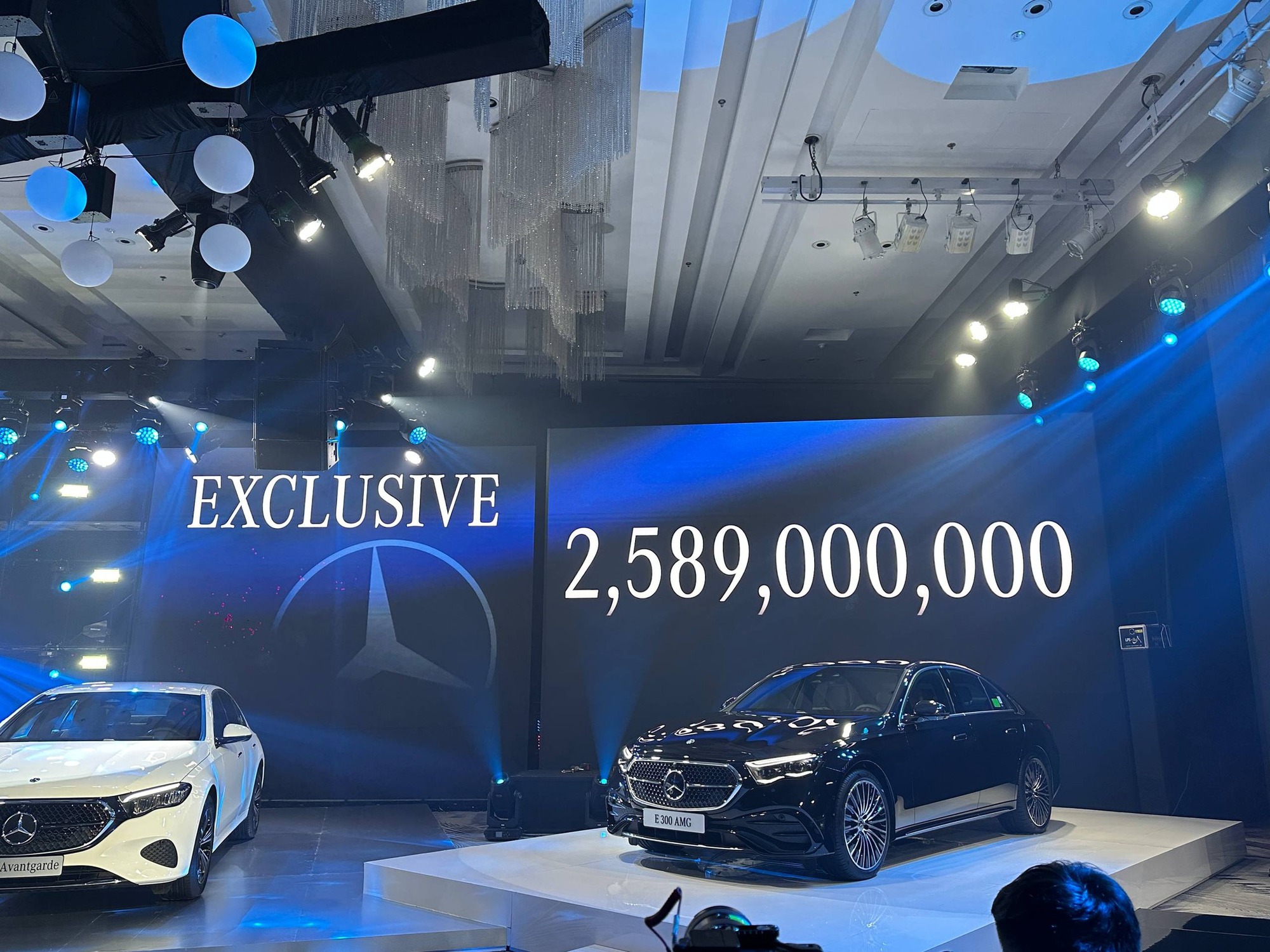 Mercedes-Benz E-Class thêm màn hình ghế phụ: Chuyên gia nói dễ mất tập trung, chủ xe khen vì phục vụ gia đình- Ảnh 41. Mercedes-Benz E-Class thêm màn hình ghế phụ: Chuyên gia nói dễ mất tập trung, chủ xe khen vì phục vụ gia đình- Ảnh 41.