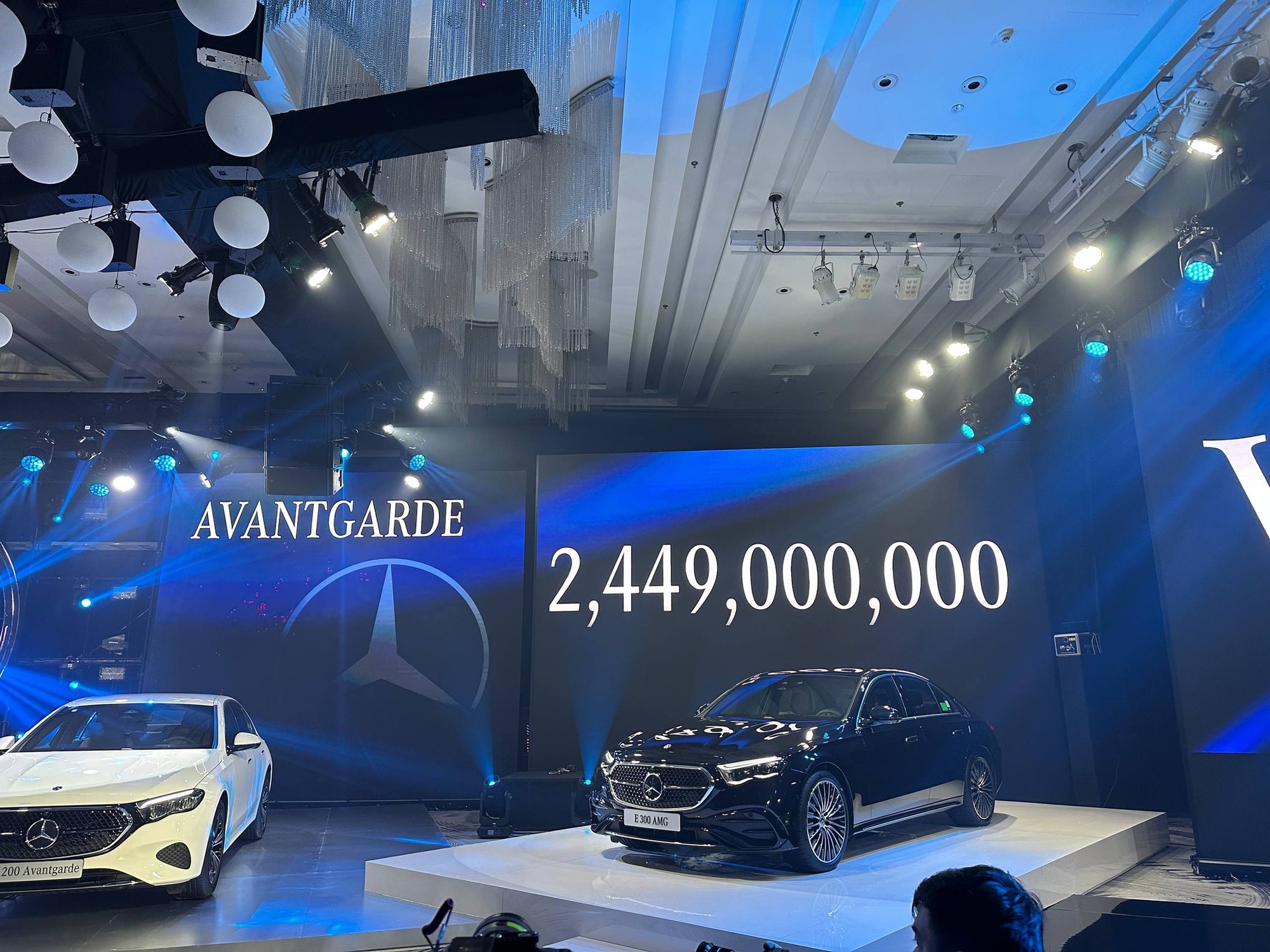 Mercedes-Benz E-Class thêm màn hình ghế phụ: Chuyên gia nói dễ mất tập trung, chủ xe khen vì phục vụ gia đình- Ảnh 33. Mercedes-Benz E-Class thêm màn hình ghế phụ: Chuyên gia nói dễ mất tập trung, chủ xe khen vì phục vụ gia đình- Ảnh 33.