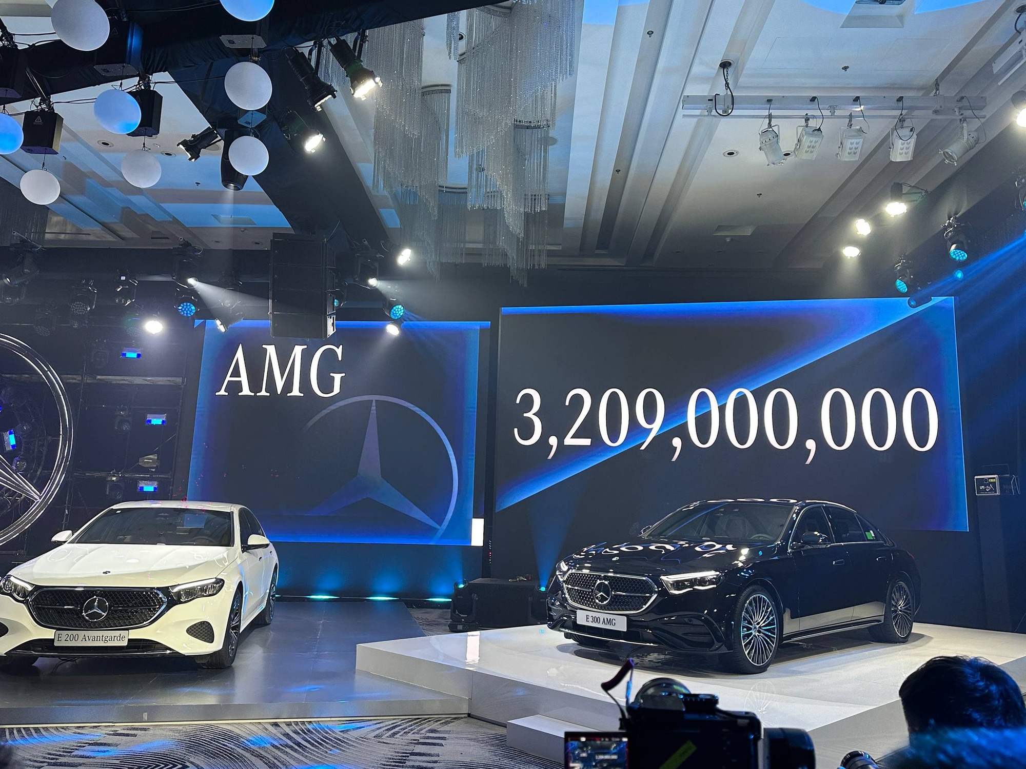 Mercedes-Benz E-Class thêm màn hình ghế phụ: Chuyên gia nói dễ mất tập trung, chủ xe khen vì phục vụ gia đình- Ảnh 37. Mercedes-Benz E-Class thêm màn hình ghế phụ: Chuyên gia nói dễ mất tập trung, chủ xe khen vì phục vụ gia đình- Ảnh 37.