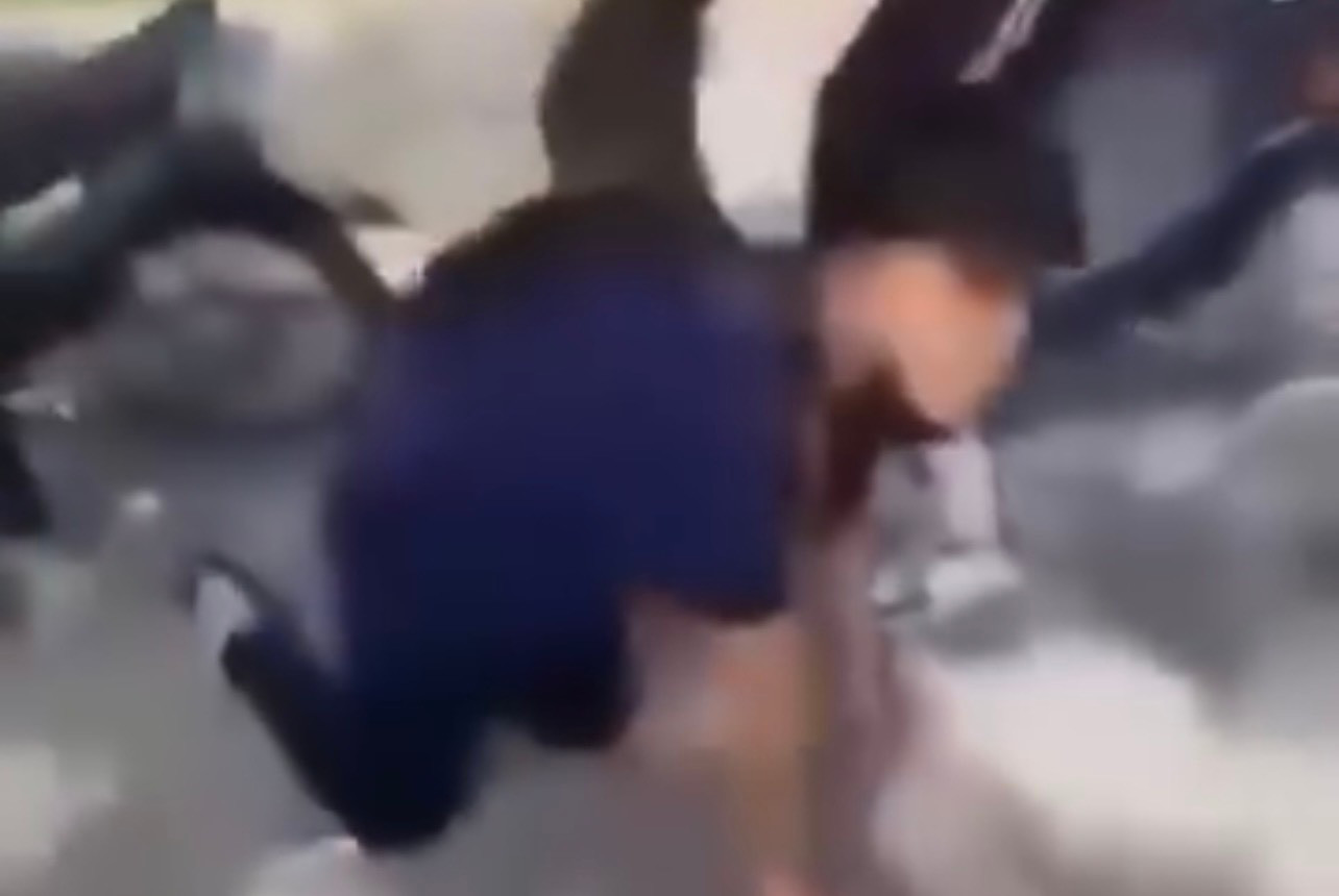 Vụ học sinh bị bắt quỳ, liếm biển số xe máy ở Hà Nội: Khởi tố 2 nam thanh niên- Ảnh 2.