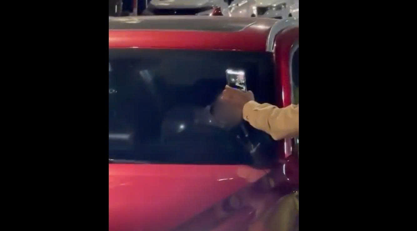 Một nữ ca sĩ vi phạm giao thông, chống đối không mở cửa xe và thản nhiên hít bóng cười- Ảnh 1. Một nữ ca sĩ vi phạm giao thông, chống đối không mở cửa xe và thản nhiên hít bóng cười- Ảnh 1.