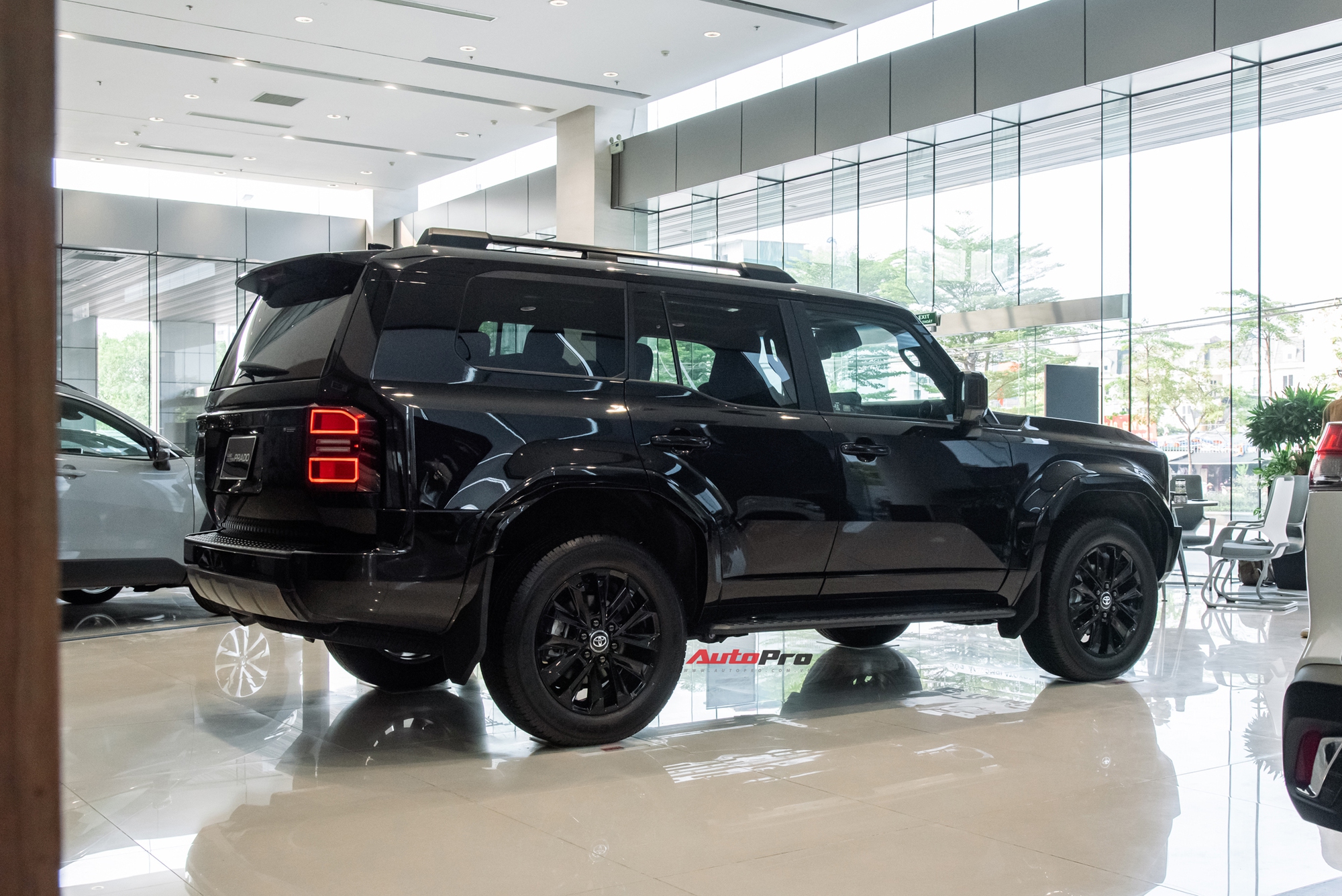 Qua thời ‘kèm lạc’ tới nửa tỷ, Toyota Prado nay giảm giá tại đại lý: Thực tế còn 3,43 tỷ đồng, lý do đến từ một điều dễ hiểu- Ảnh 9. Qua thời ‘kèm lạc’ tới nửa tỷ, Toyota Prado nay giảm giá tại đại lý: Thực tế còn 3,43 tỷ đồng, lý do đến từ một điều dễ hiểu- Ảnh 9.