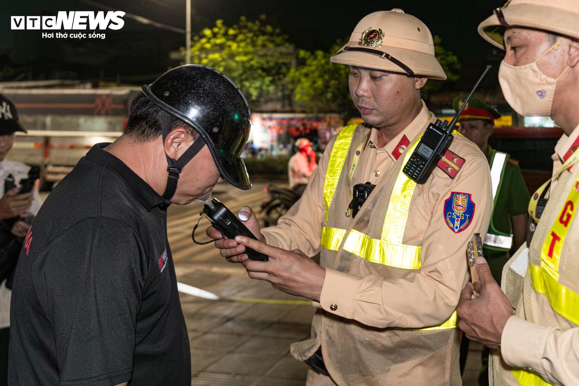 Tài xế vi phạm nồng độ cồn giả vờ mất trí, liên tục nói 'tôi không nhớ gì cả'- Ảnh 3.