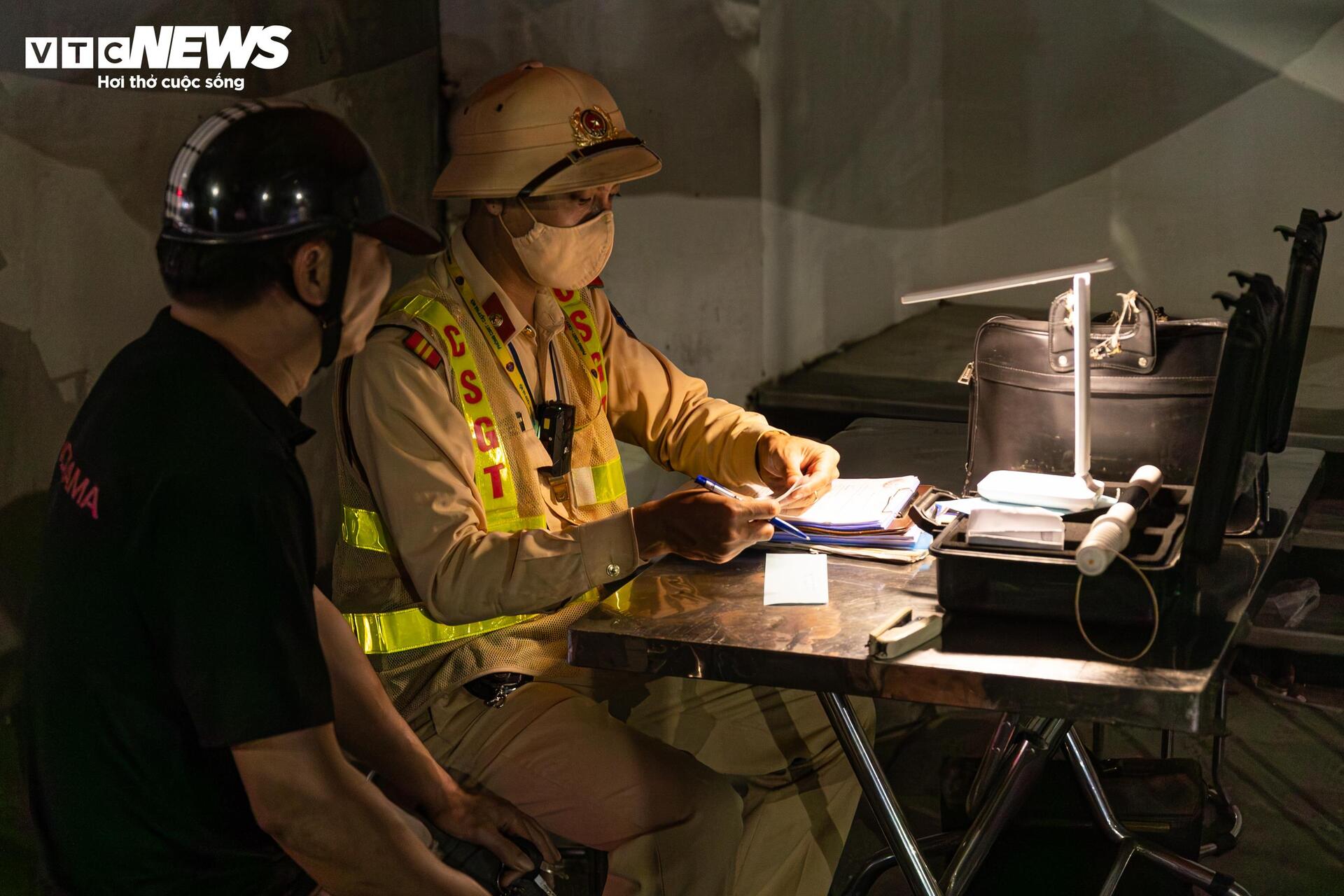 Tài xế vi phạm nồng độ cồn giả vờ mất trí, liên tục nói 'tôi không nhớ gì cả'- Ảnh 5.