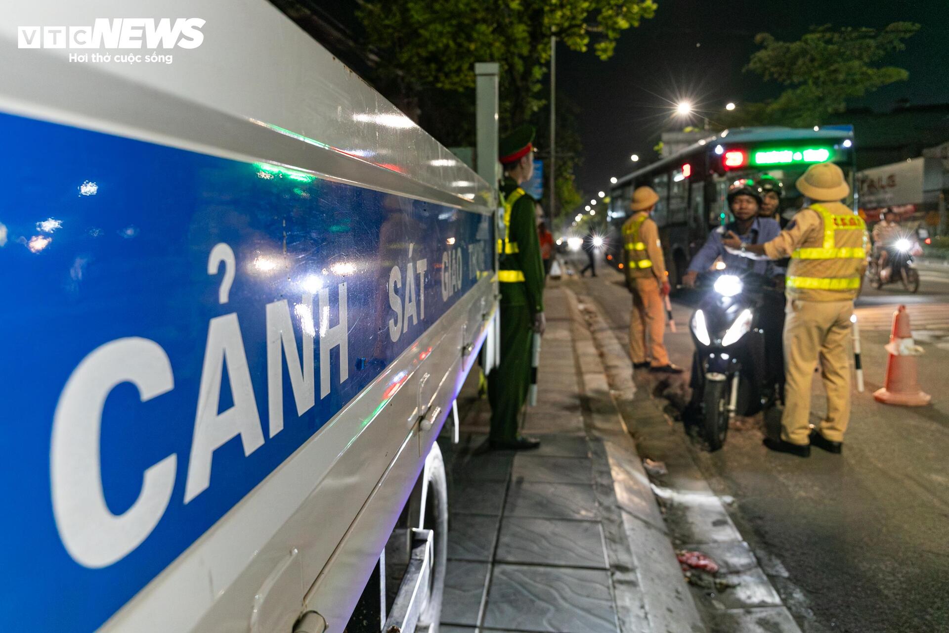 Tài xế vi phạm nồng độ cồn giả vờ mất trí, liên tục nói 'tôi không nhớ gì cả'- Ảnh 18.