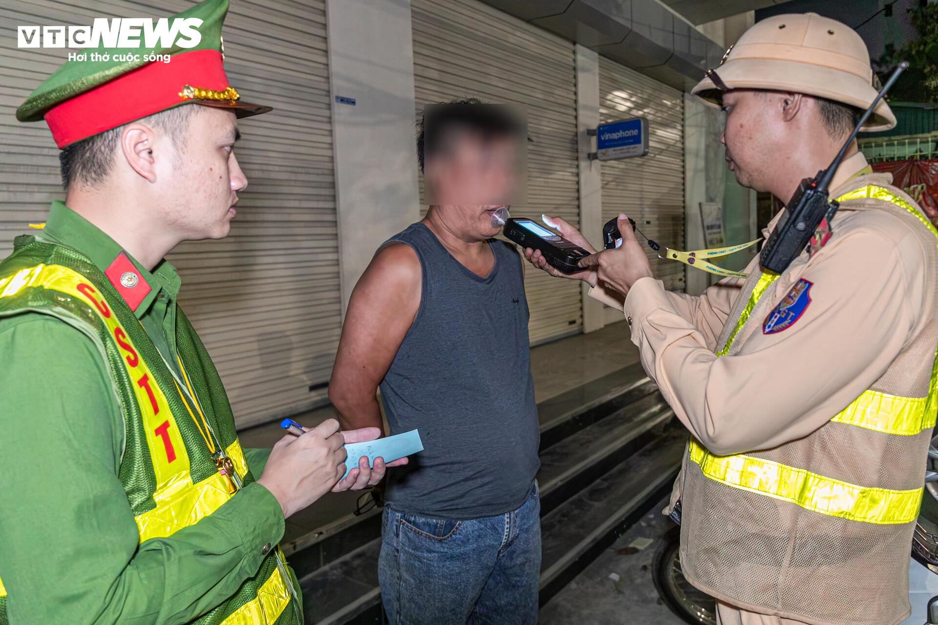 Tài xế vi phạm nồng độ cồn giả vờ mất trí, liên tục nói 'tôi không nhớ gì cả'- Ảnh 12.