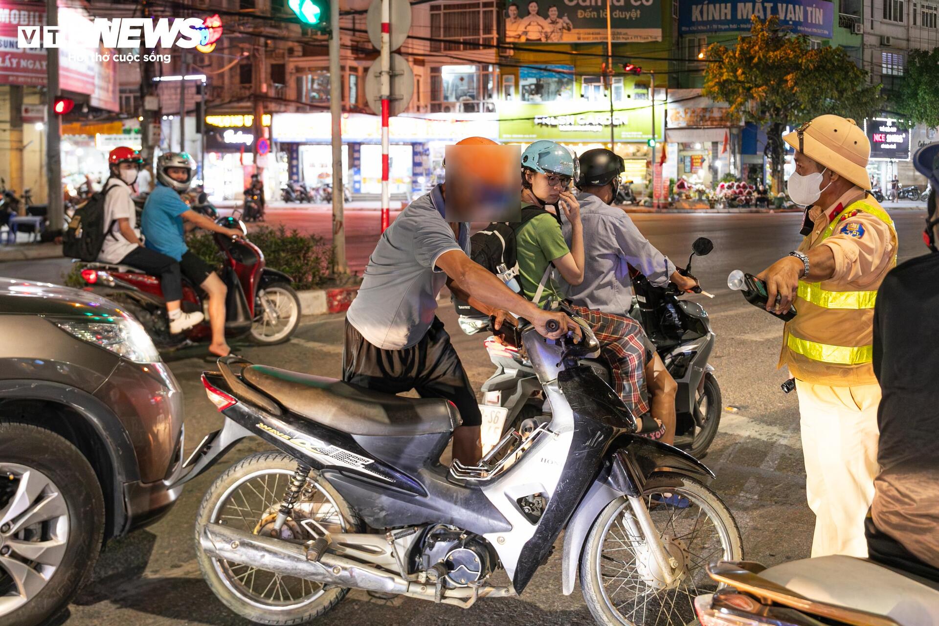 Tài xế vi phạm nồng độ cồn giả vờ mất trí, liên tục nói 'tôi không nhớ gì cả'- Ảnh 6.