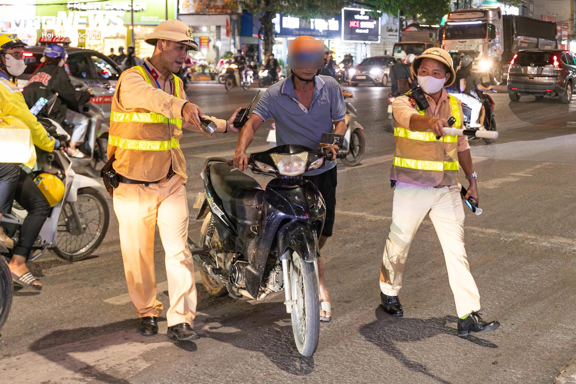 Tài xế vi phạm nồng độ cồn giả vờ mất trí, liên tục nói 'tôi không nhớ gì cả'- Ảnh 7.