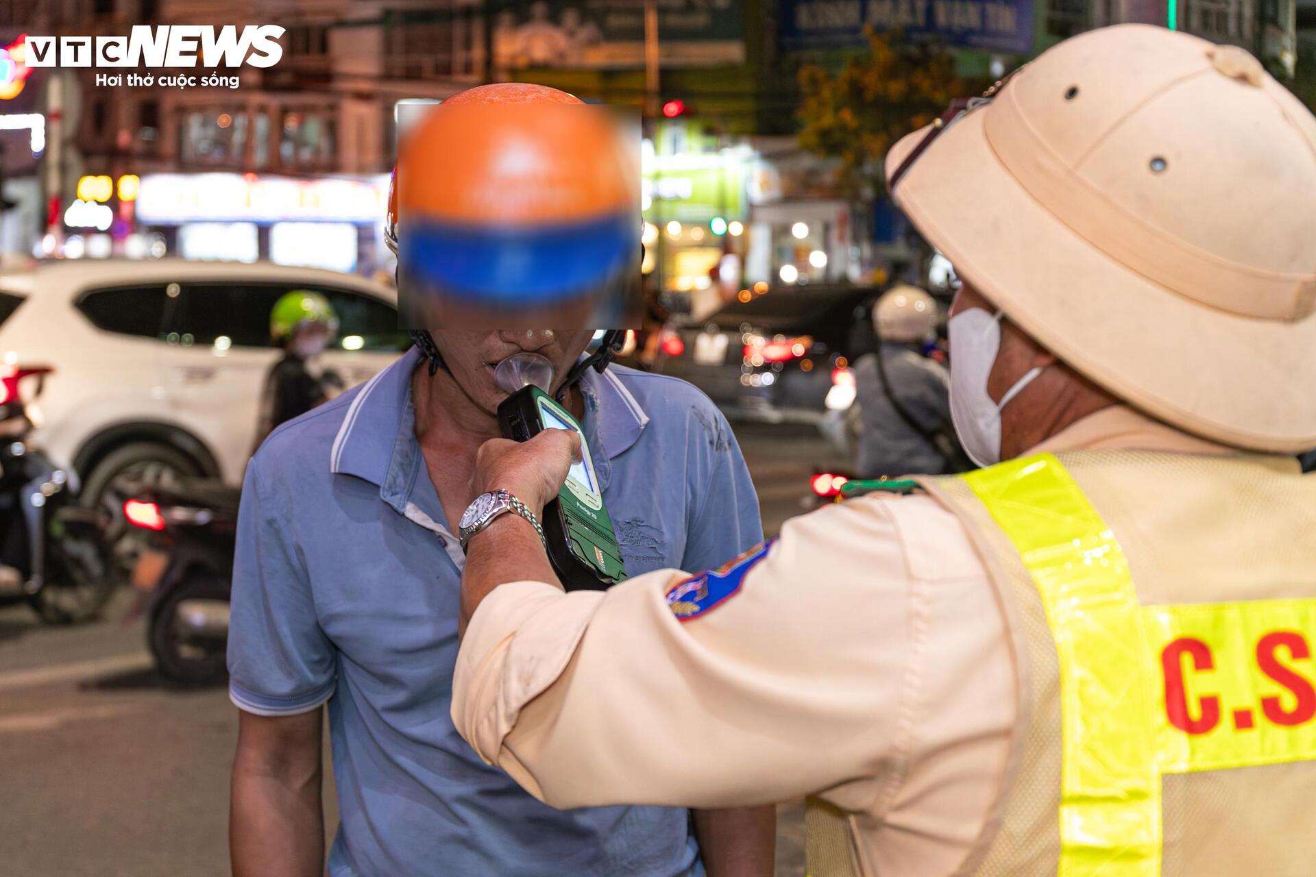 Tài xế vi phạm nồng độ cồn giả vờ mất trí, liên tục nói 'tôi không nhớ gì cả'- Ảnh 8.