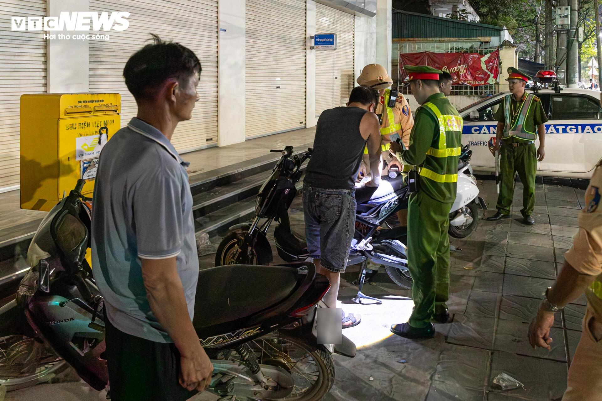 Tài xế vi phạm nồng độ cồn giả vờ mất trí, liên tục nói 'tôi không nhớ gì cả'- Ảnh 14.