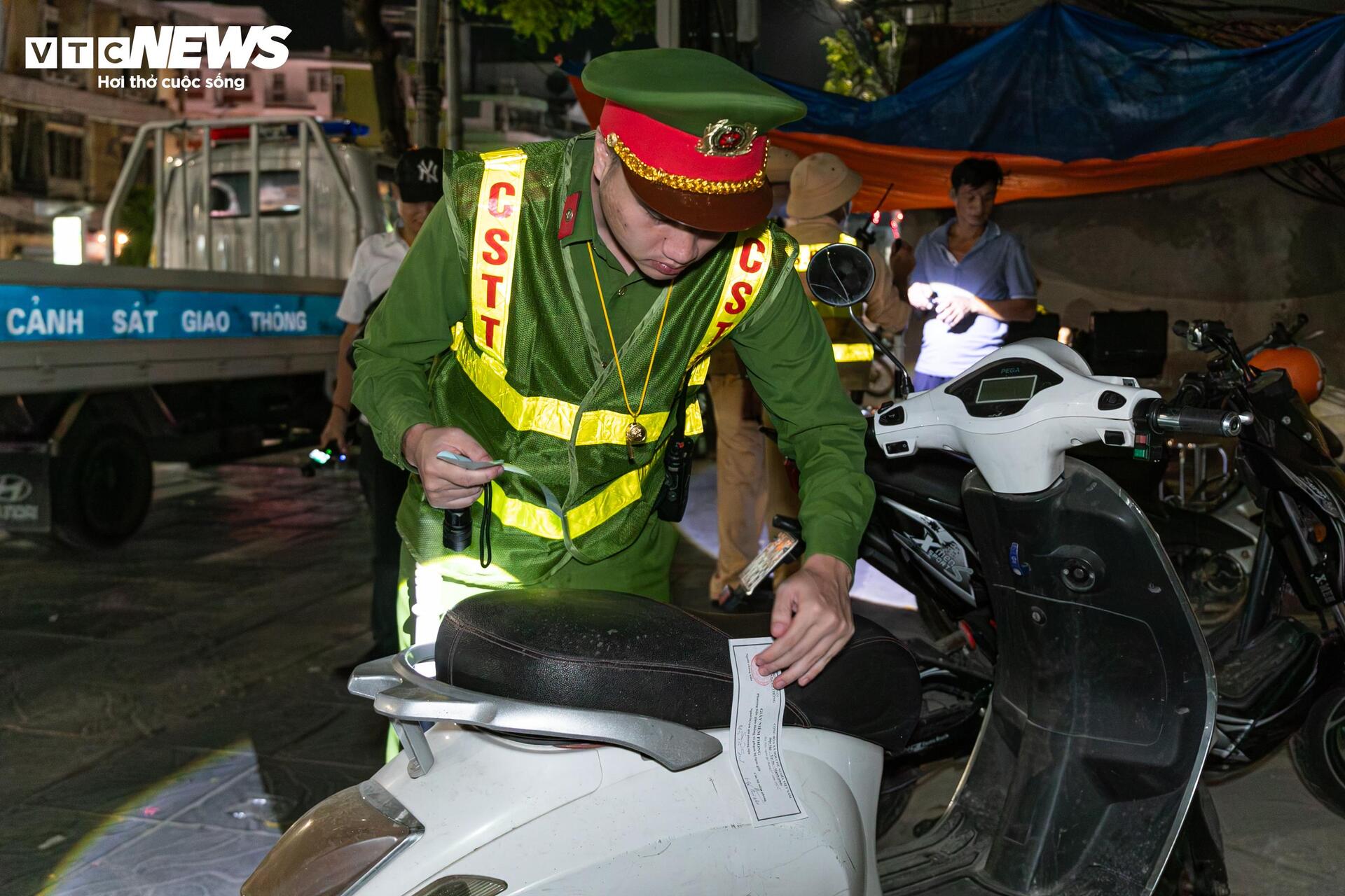 Tài xế vi phạm nồng độ cồn giả vờ mất trí, liên tục nói 'tôi không nhớ gì cả'- Ảnh 15.