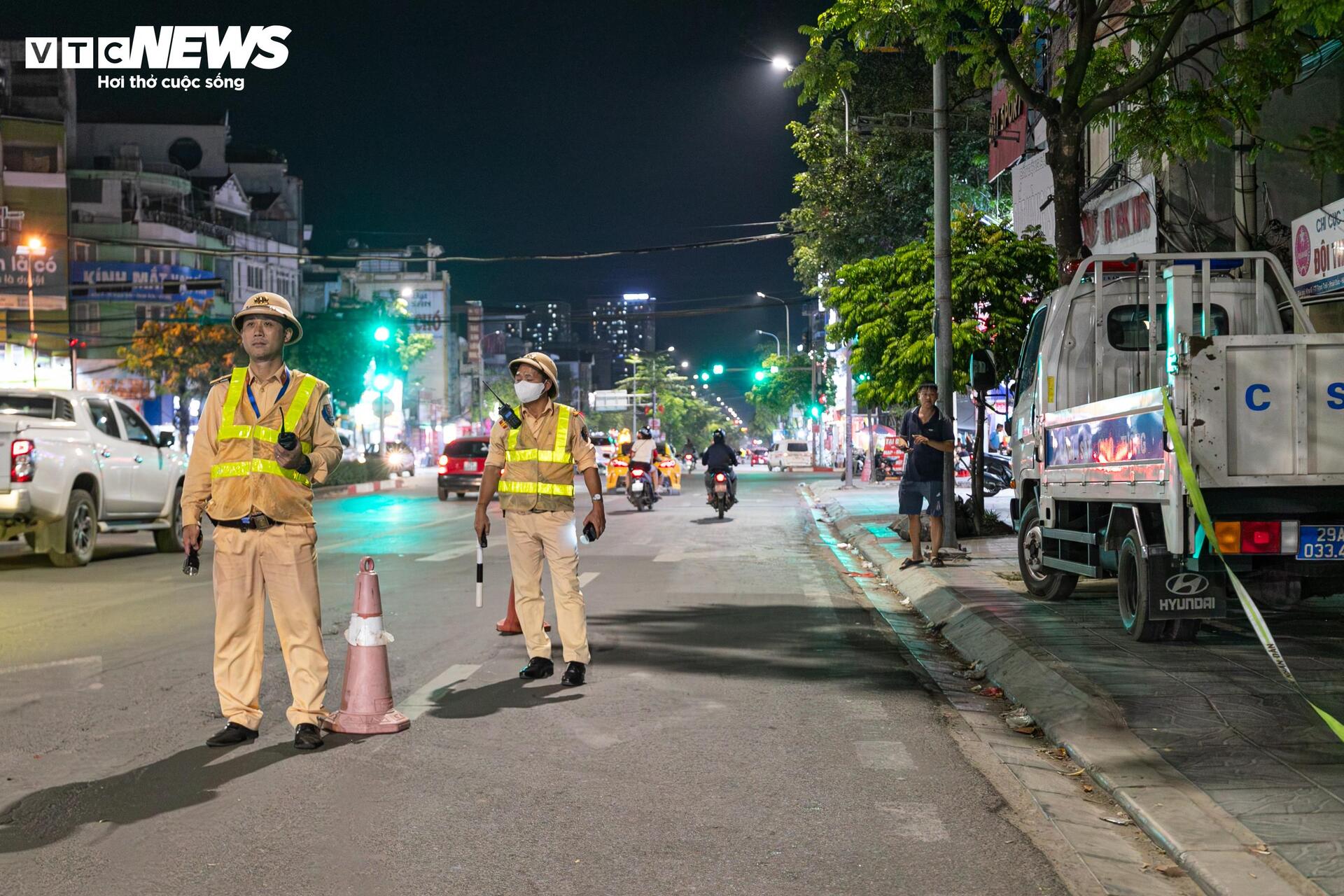 Tài xế vi phạm nồng độ cồn giả vờ mất trí, liên tục nói 'tôi không nhớ gì cả'- Ảnh 1.