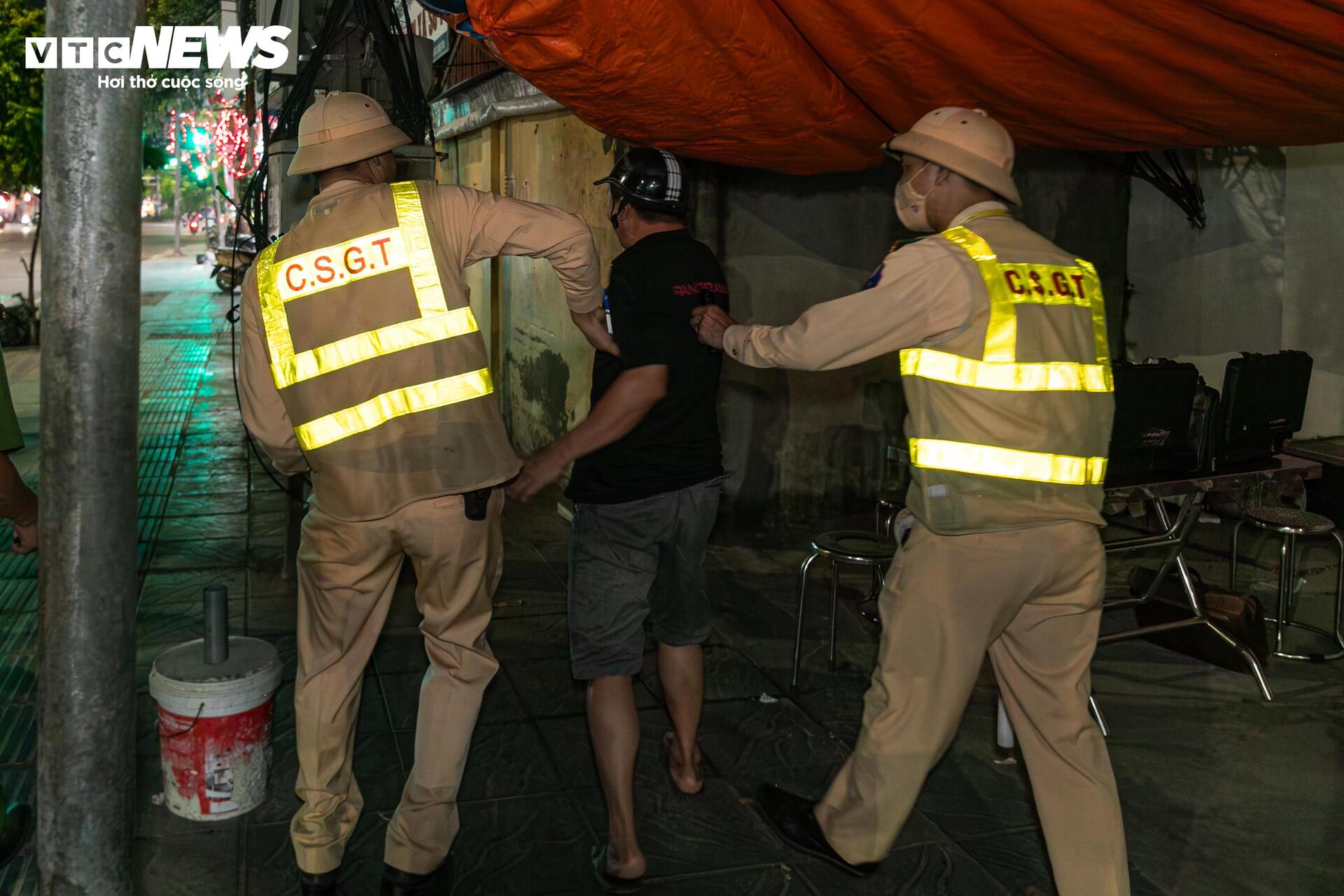 Tài xế vi phạm nồng độ cồn giả vờ mất trí, liên tục nói 'tôi không nhớ gì cả'- Ảnh 2.