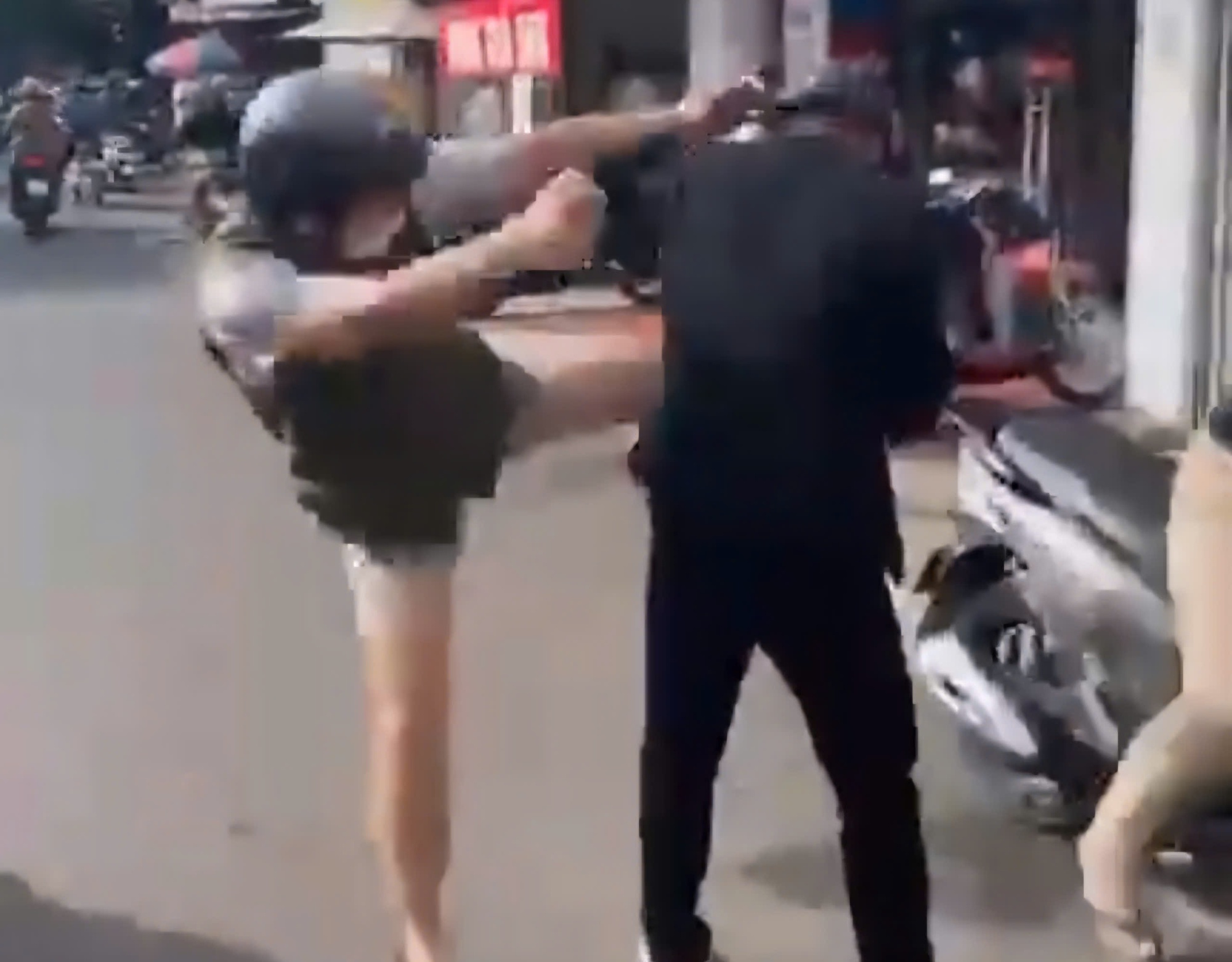 Xác định người đàn ông vừa đánh người vừa nói: "Mày biết tao là ai không?"- Ảnh 1. Xác định người đàn ông vừa đánh người vừa nói: "Mày biết tao là ai không?"- Ảnh 1.