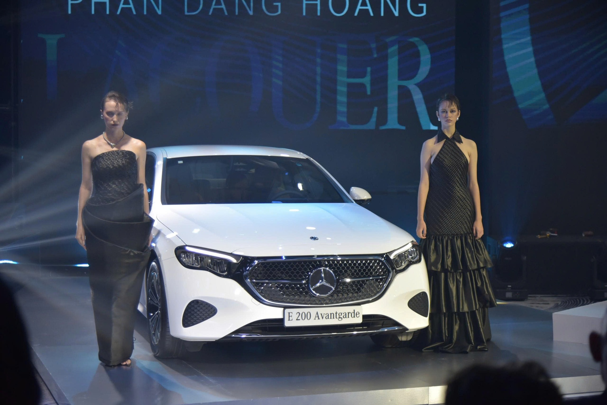 Mercedes-Benz E-Class thêm màn hình ghế phụ: Chuyên gia nói dễ mất tập trung, chủ xe khen vì phục vụ gia đình- Ảnh 28. Mercedes-Benz E-Class thêm màn hình ghế phụ: Chuyên gia nói dễ mất tập trung, chủ xe khen vì phục vụ gia đình- Ảnh 28.