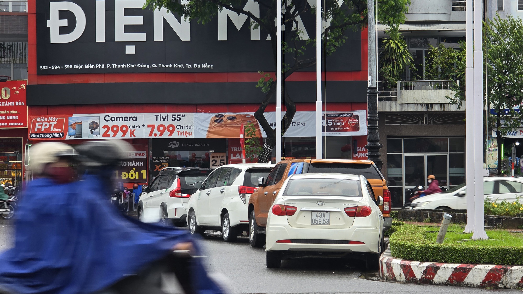 Lo mưa đặc biệt lớn, nhiều tài xế Đà Nẵng "mách nhau" đưa xe ô tô “giành chỗ” tránh ngập- Ảnh 2.
