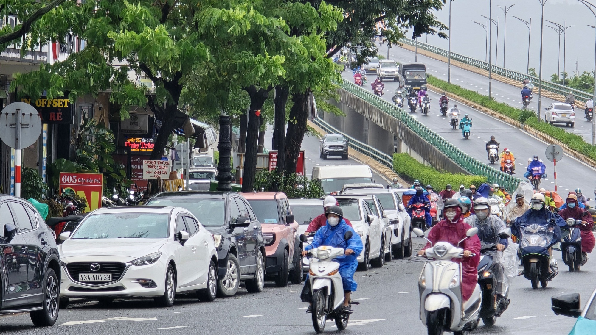 Lo mưa đặc biệt lớn, nhiều tài xế Đà Nẵng "mách nhau" đưa xe ô tô “giành chỗ” tránh ngập- Ảnh 5.